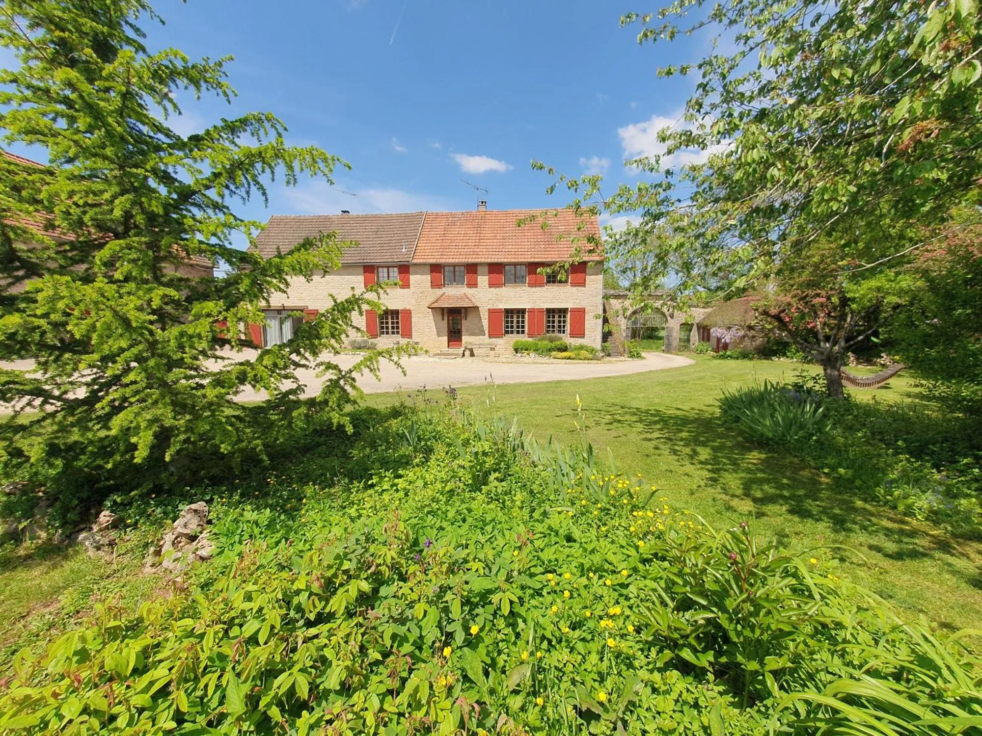 Property building in Jardin des Sens, la Rente d'Eguilly