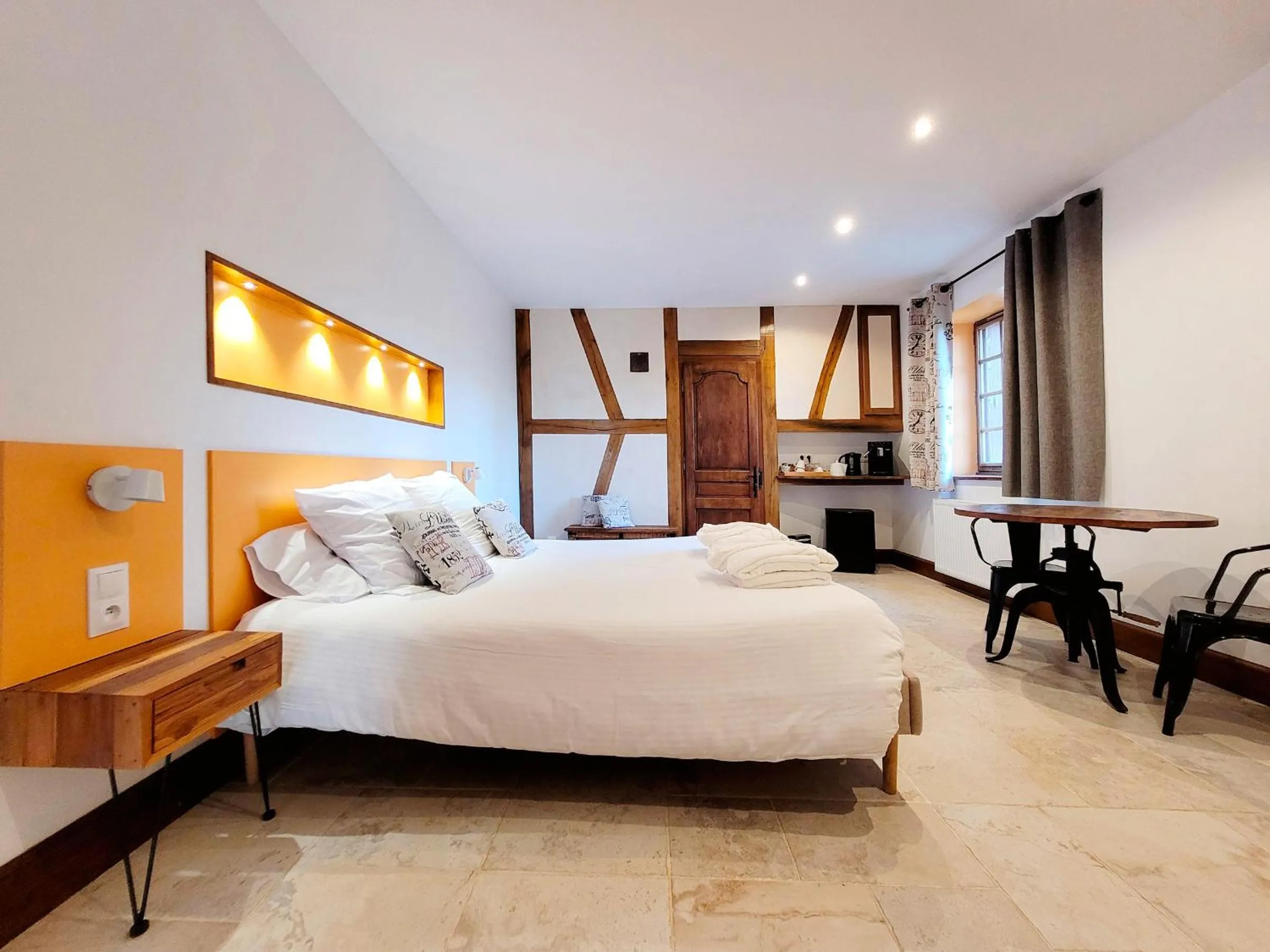 Bedroom, Bed in Jardin des Sens, la Rente d'Eguilly