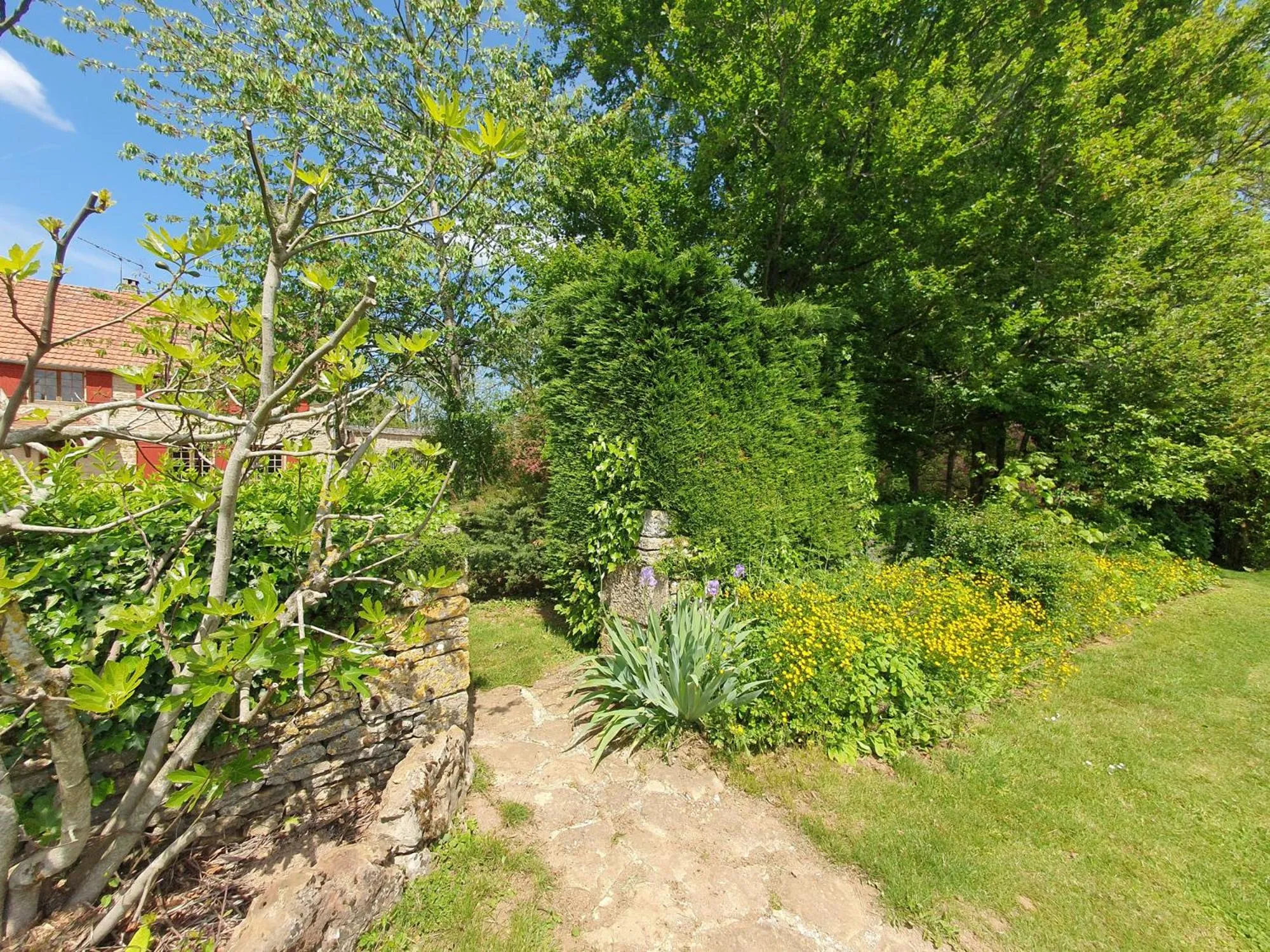 Garden view in Jardin des Sens, la Rente d'Eguilly
