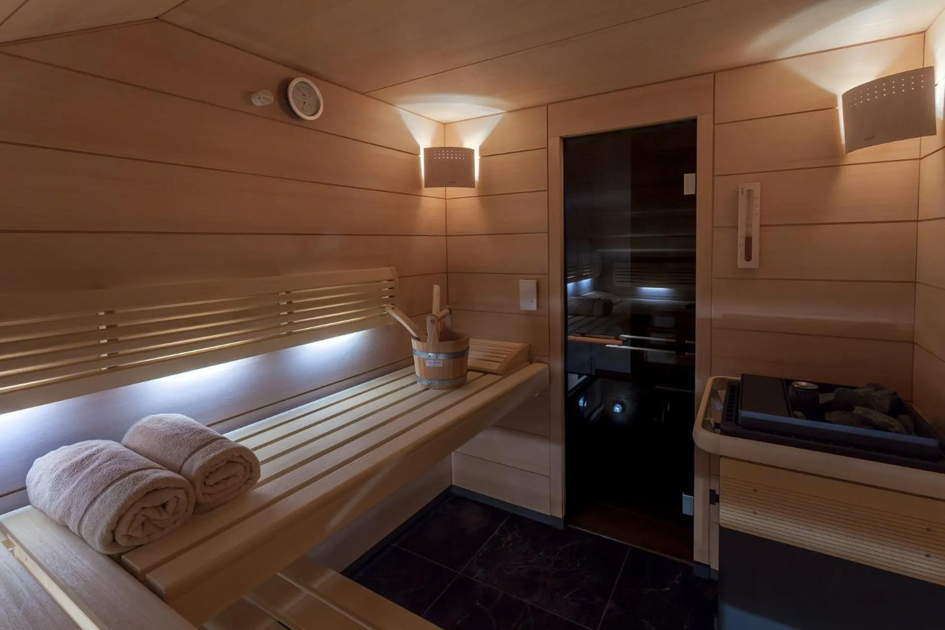 Sauna, Bed in Villa Camoufle