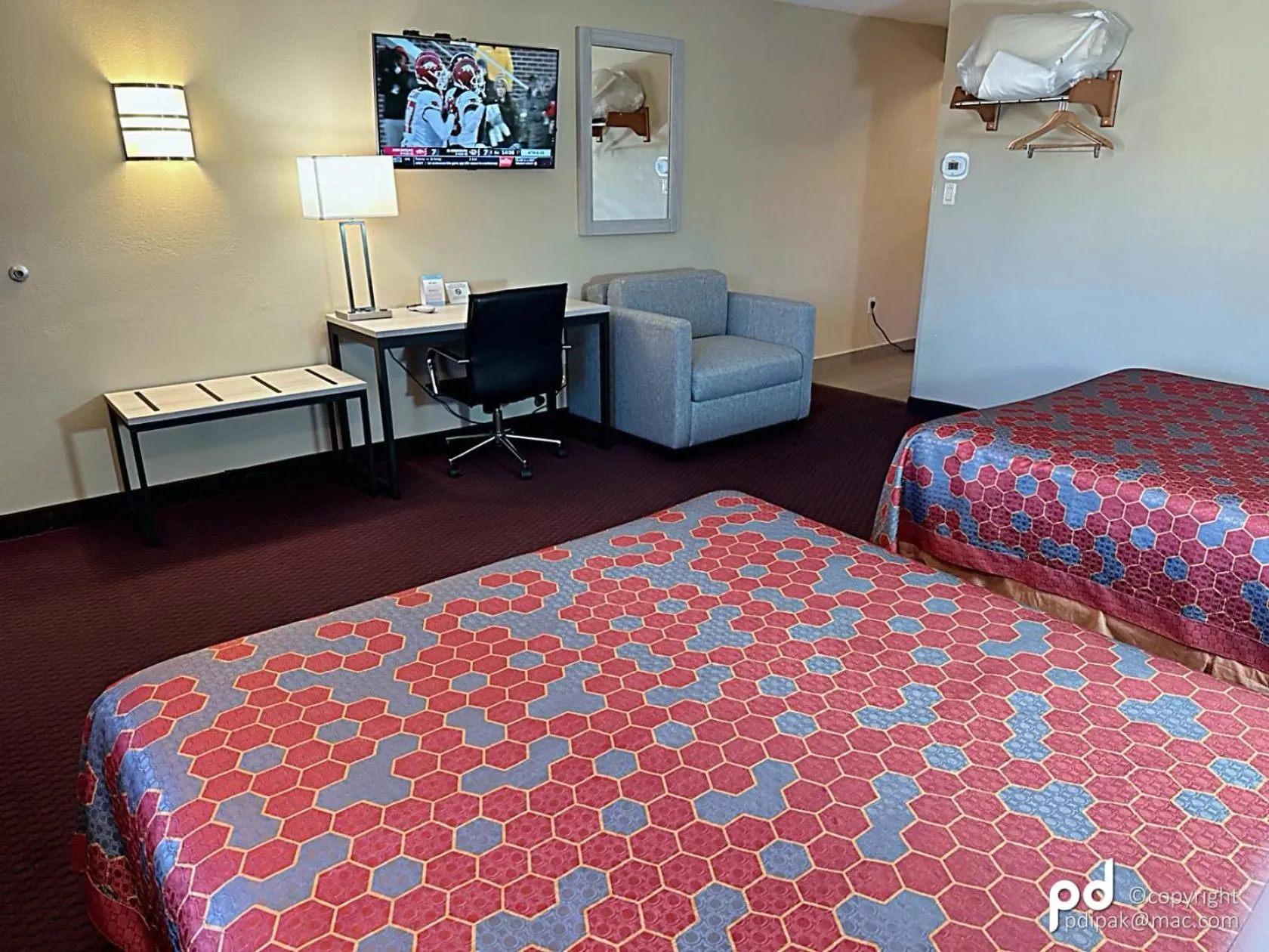 TV and multimedia, Bed in Travel Inn & Suites Flemington