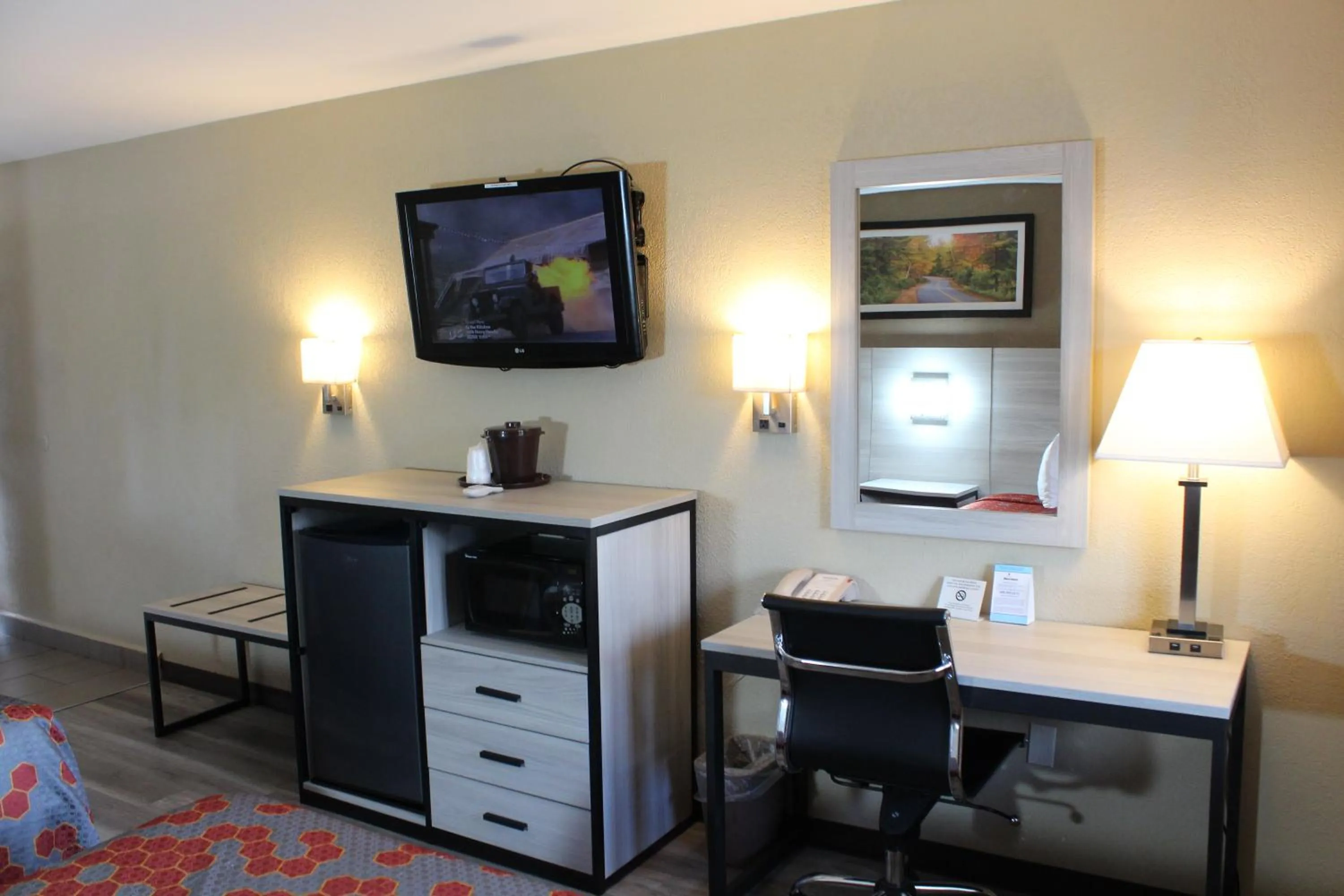 TV and multimedia in Travel Inn & Suites Flemington