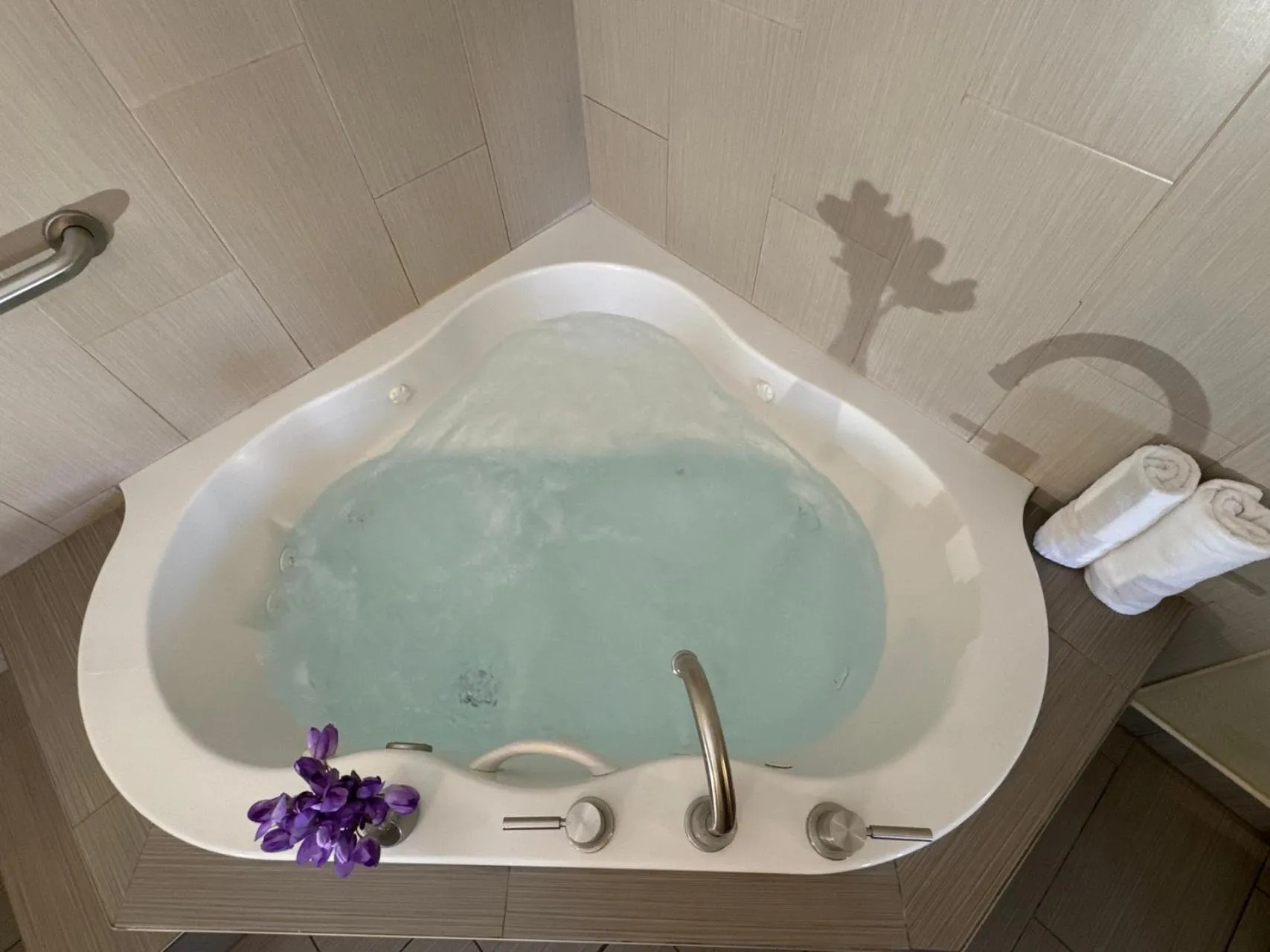 Hot Tub in Travel Inn & Suites Flemington