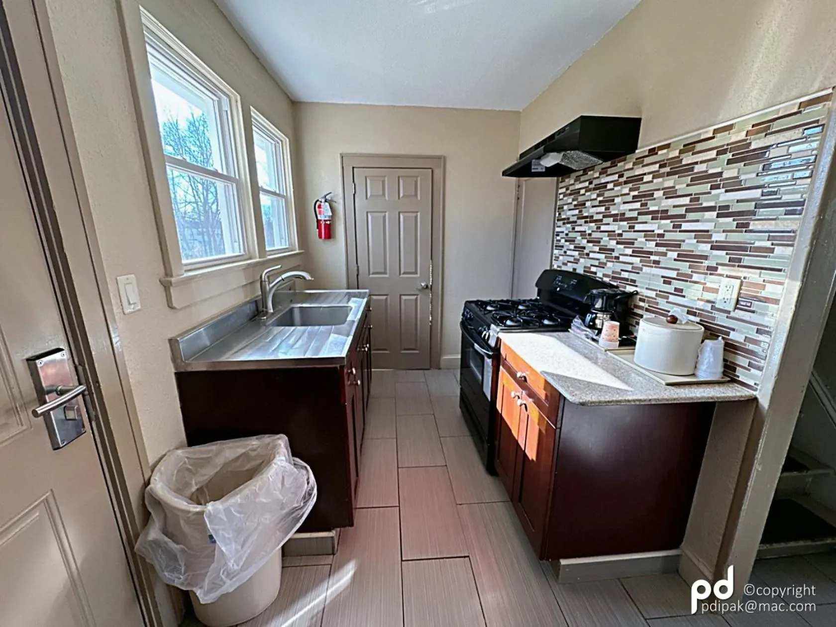 kitchen in Travel Inn & Suites Flemington