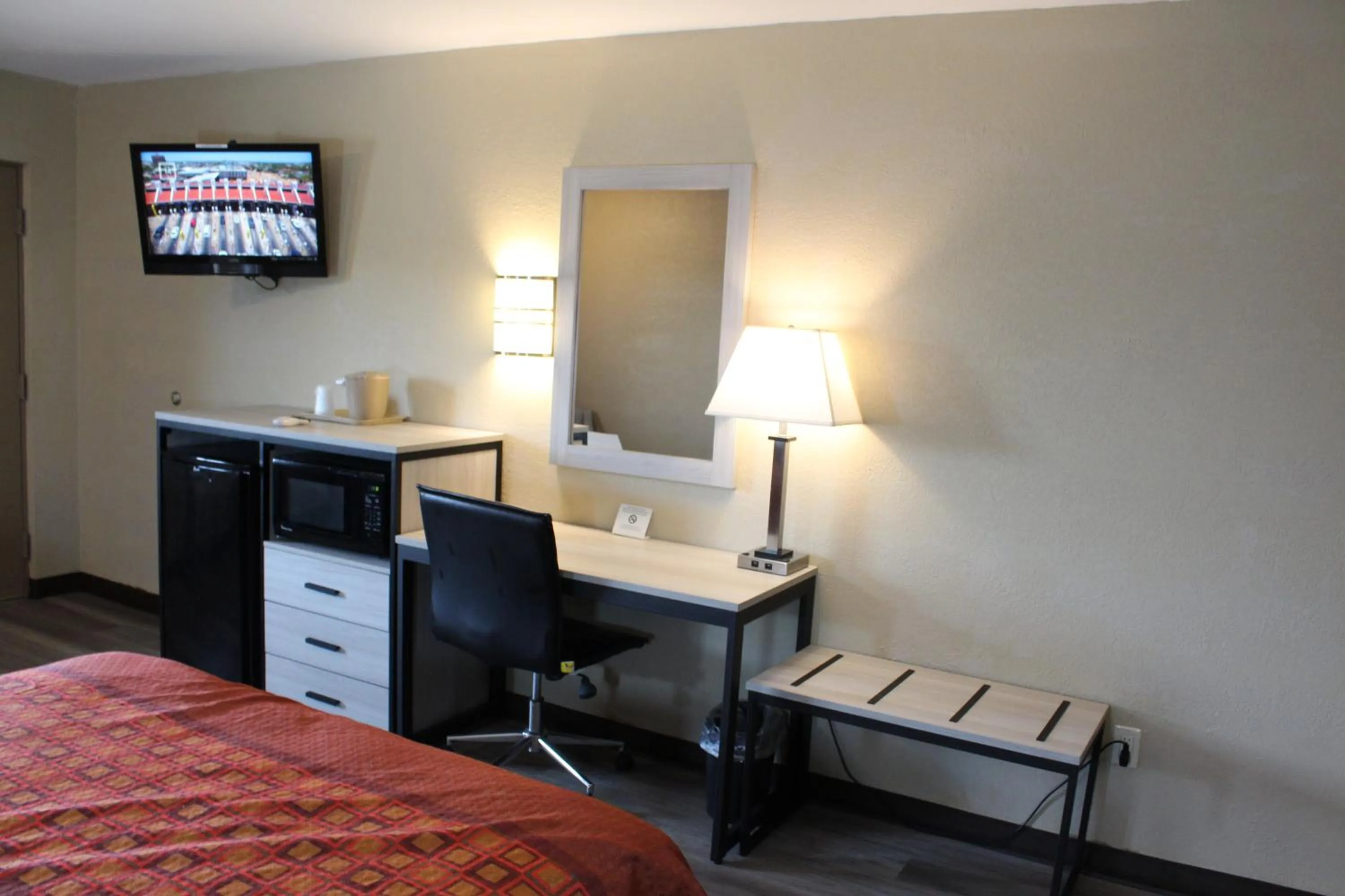 TV and multimedia, Bed in Travel Inn & Suites Flemington