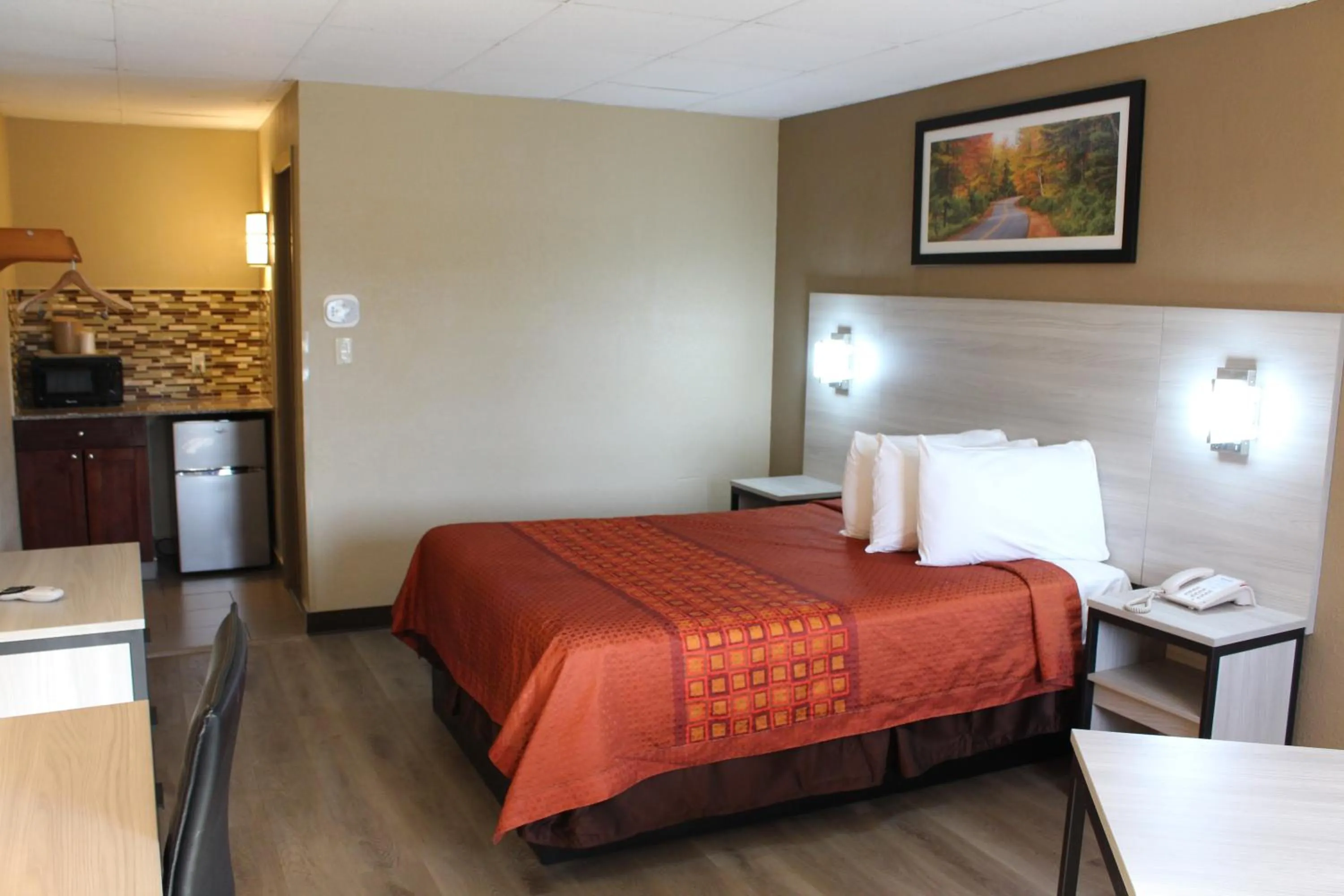 Kitchen or kitchenette, Bed in Travel Inn & Suites Flemington