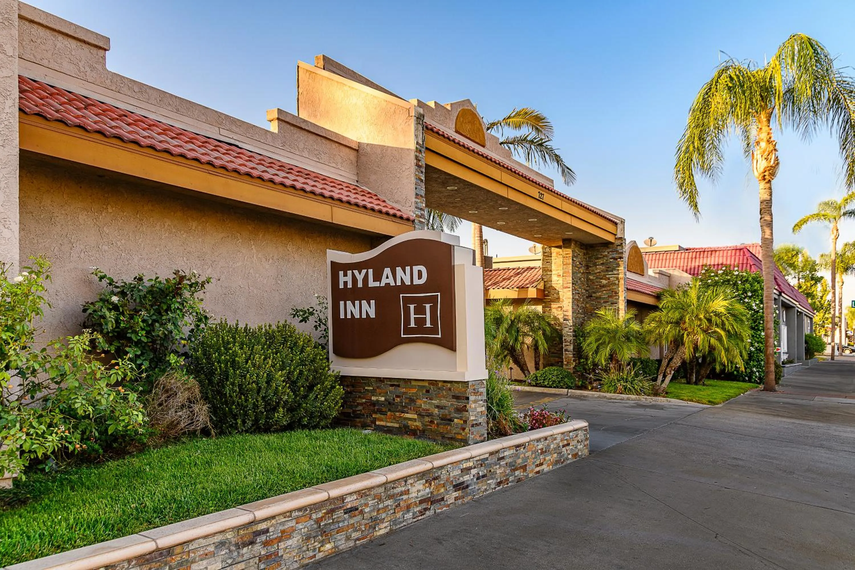Facade/entrance in Hyland Inn Brea