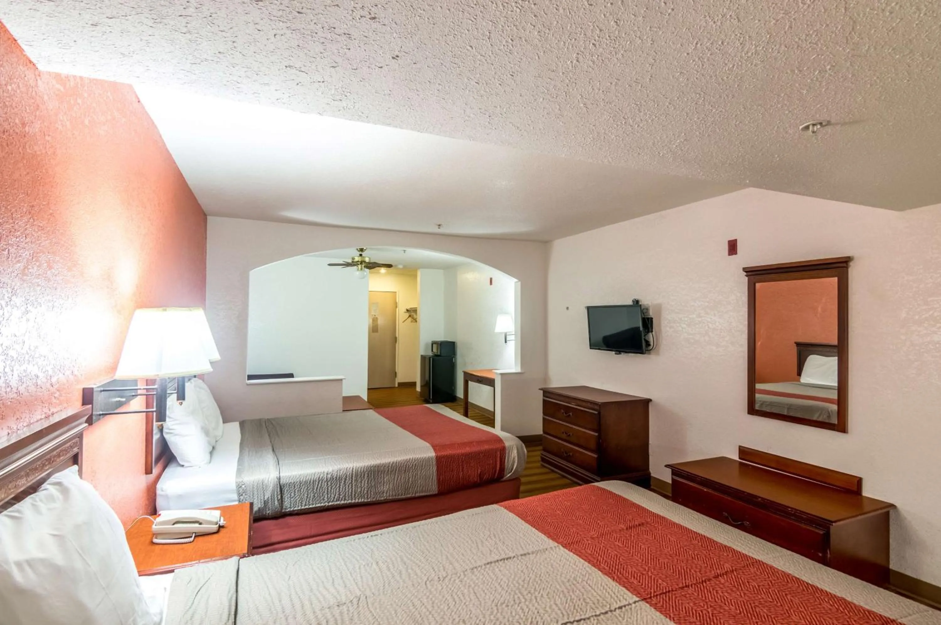 TV and multimedia, Bed in Motel 6-Oklahoma City, OK