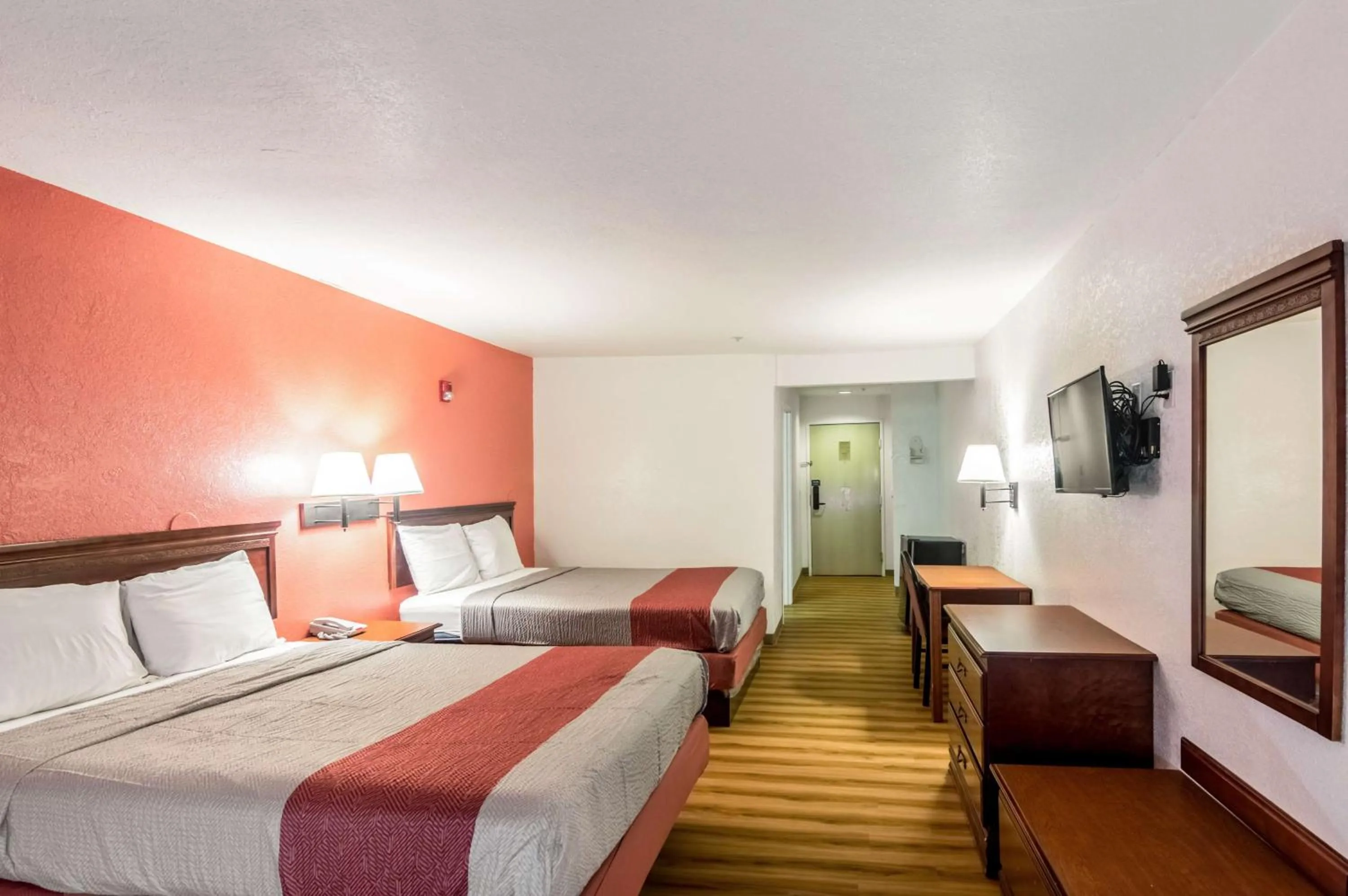 TV and multimedia, Bed in Motel 6-Oklahoma City, OK