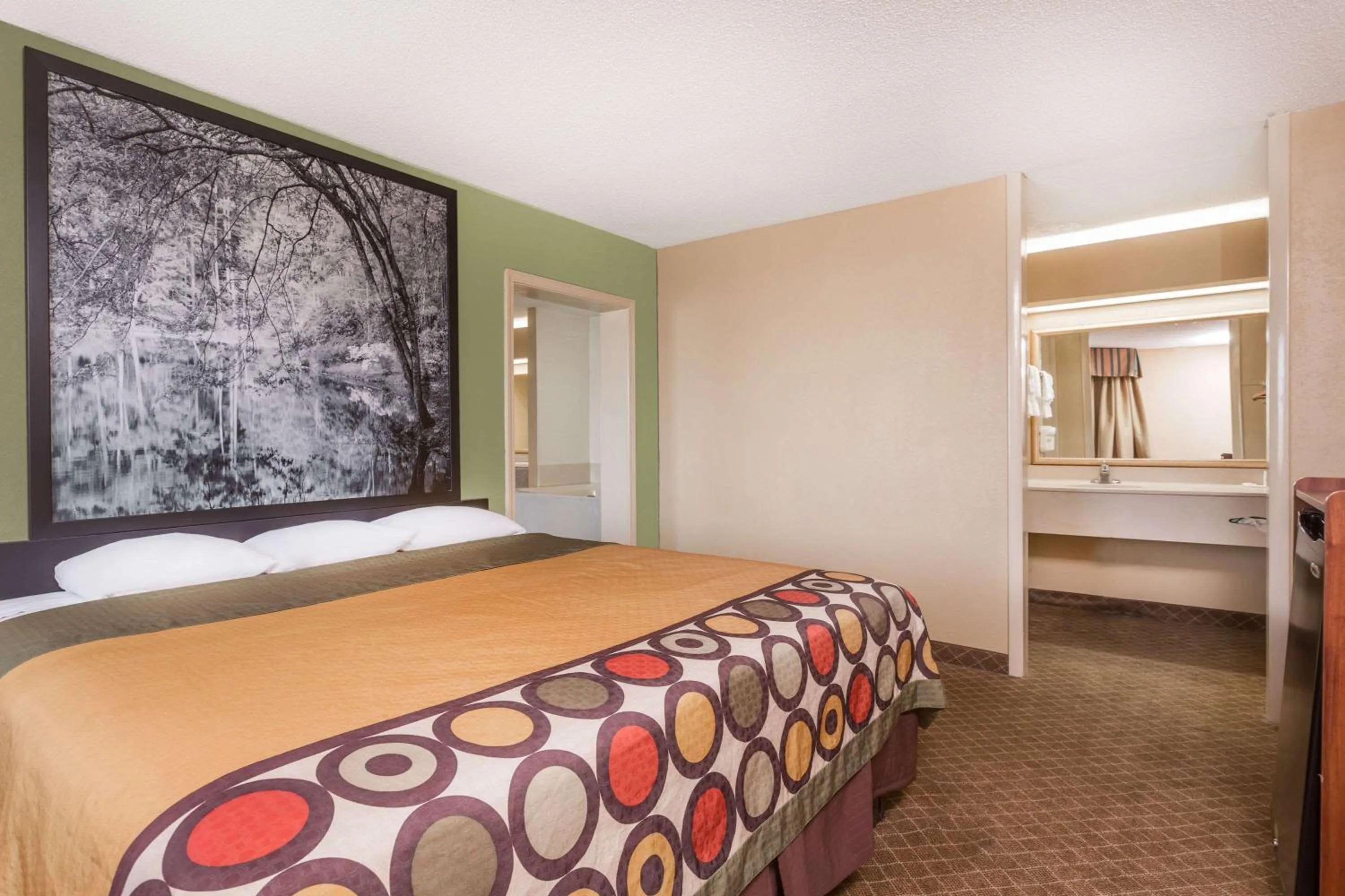 Photo of the whole room, Bed in Super 8 by Wyndham Macon West