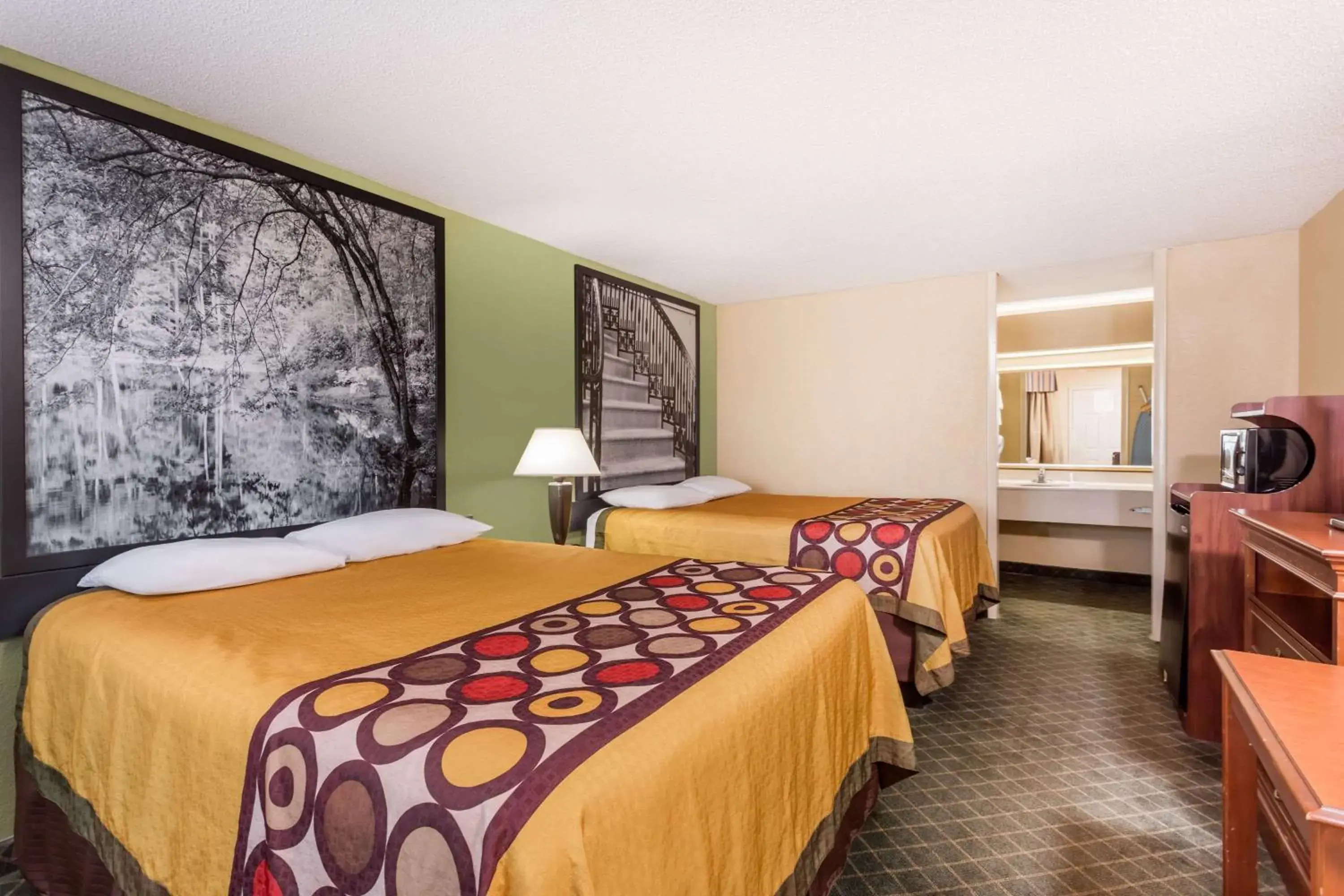 Queen Room with Two Queen Beds - Smoking in Super 8 by Wyndham Macon West Queen Room with Two Queen Beds - Smoking in Super 8 by Wyndham Macon West