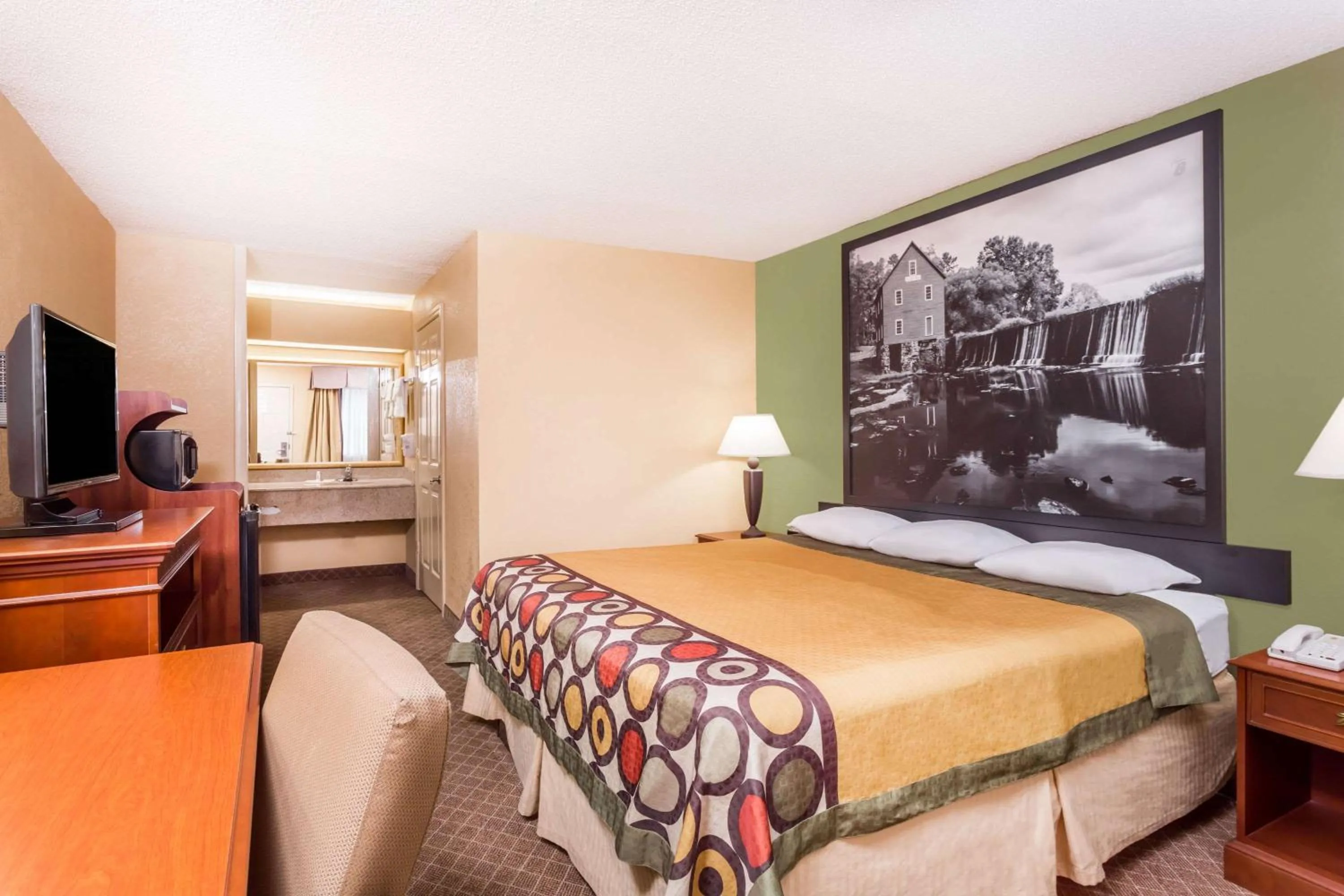 Photo of the whole room, Bed in Super 8 by Wyndham Macon West