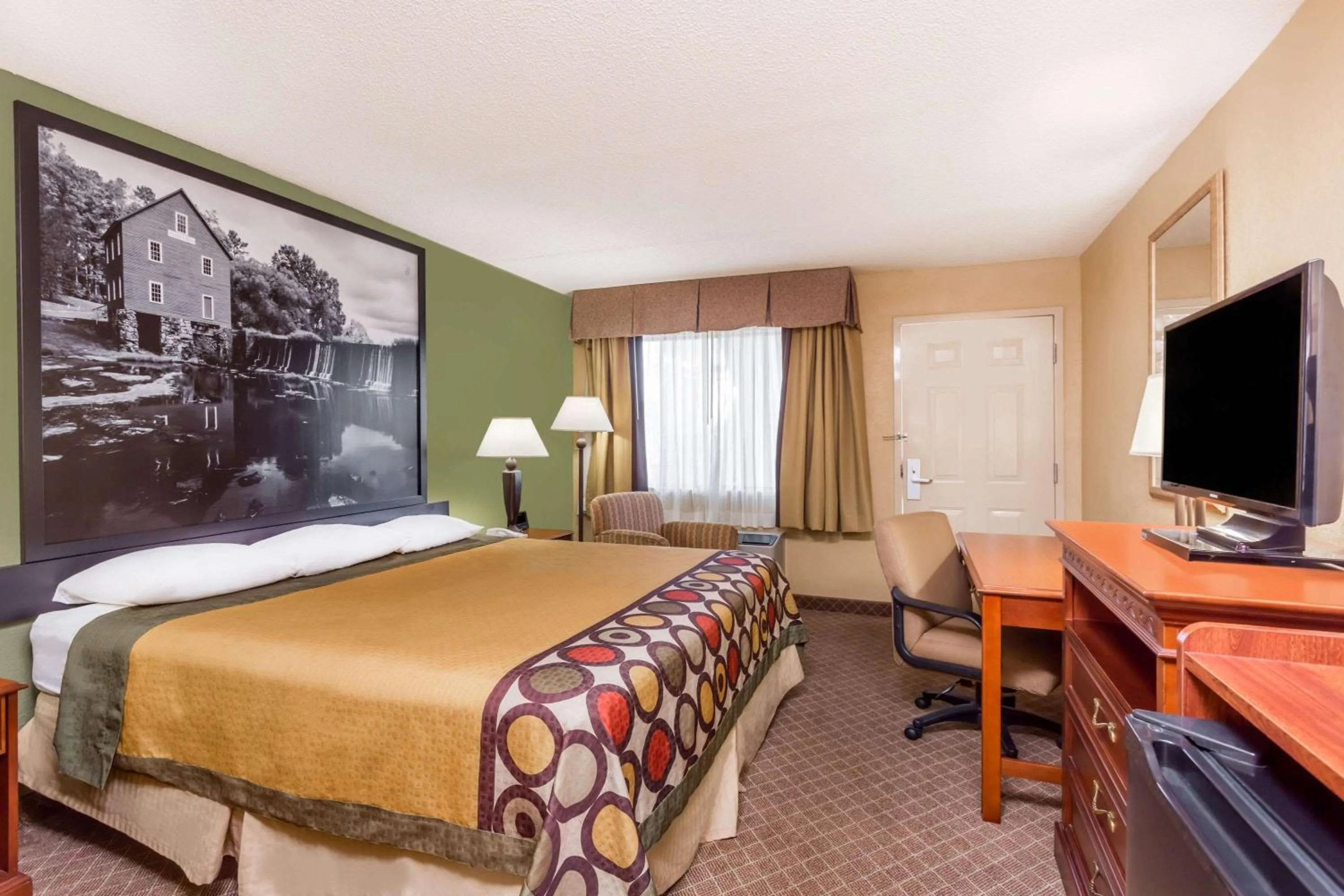 Photo of the whole room, Bed in Super 8 by Wyndham Macon West