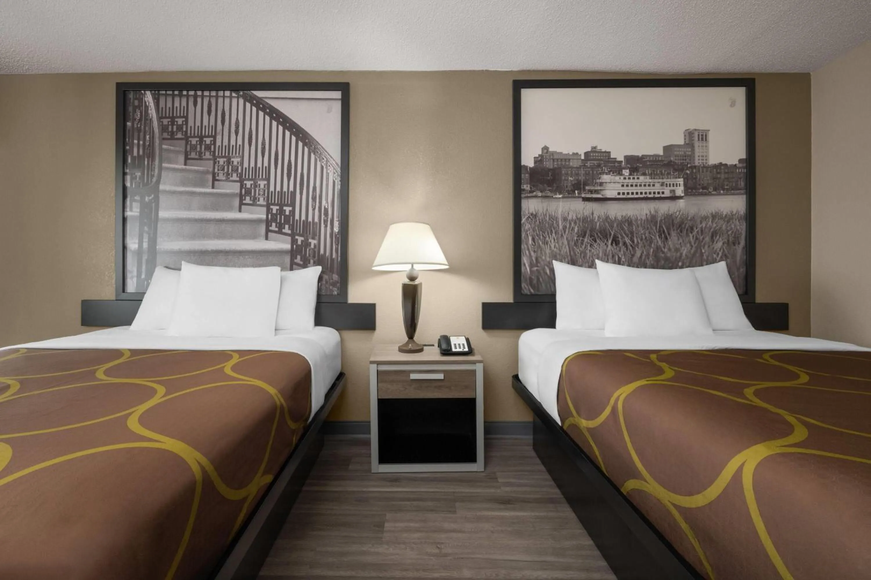 Photo of the whole room, Bed in Super 8 by Wyndham Macon West