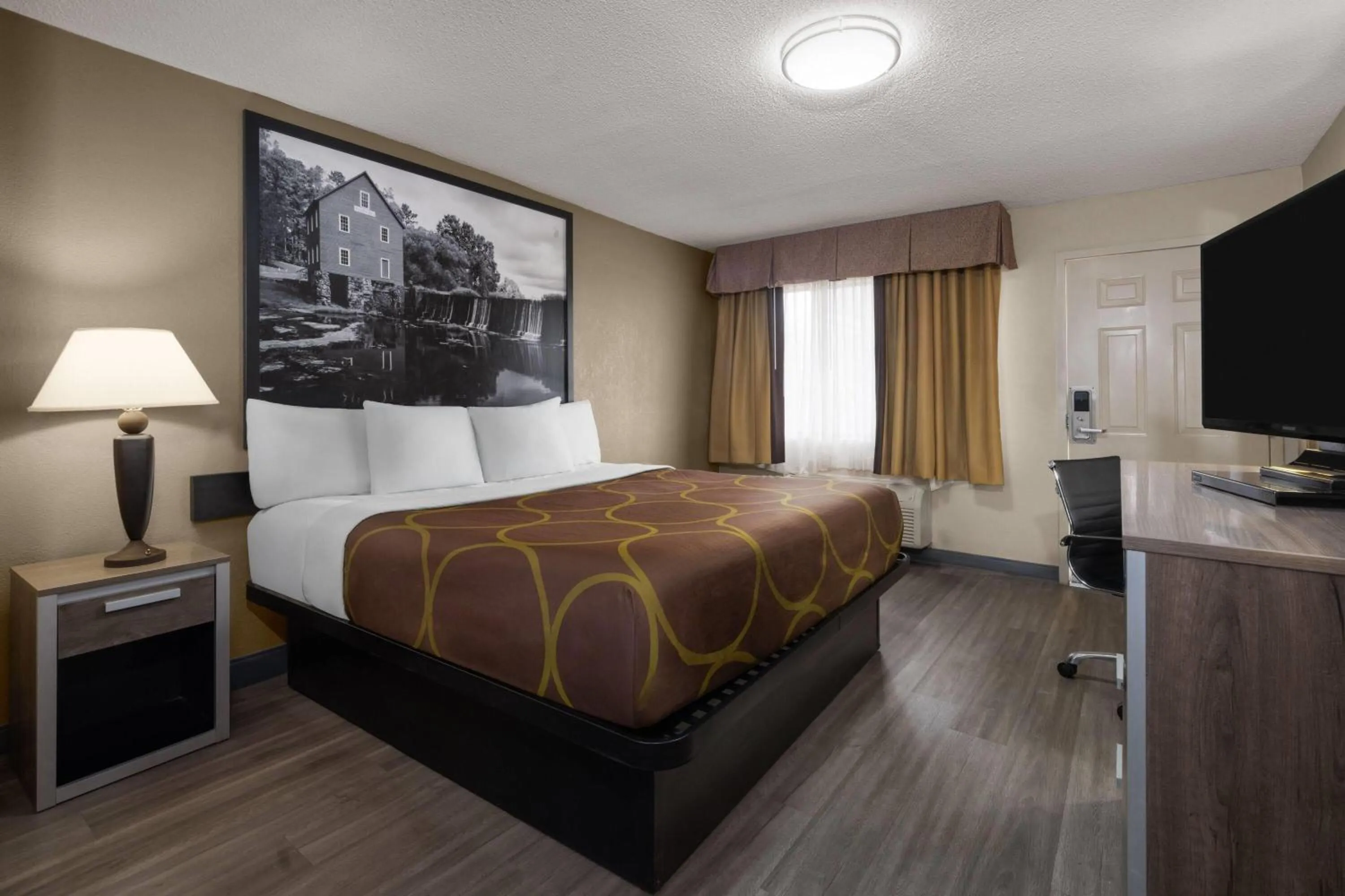 Photo of the whole room, Bed in Super 8 by Wyndham Macon West