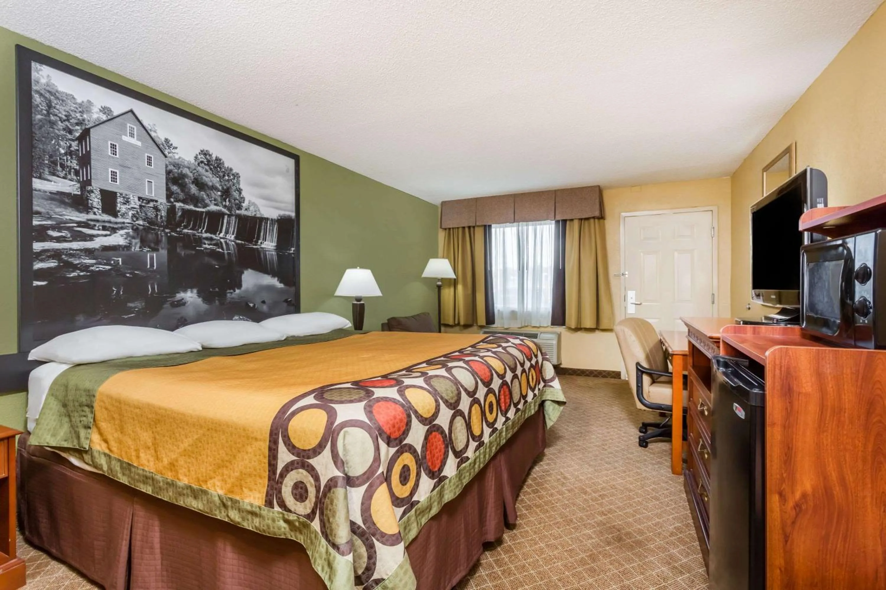 Photo of the whole room, Bed in Super 8 by Wyndham Macon West