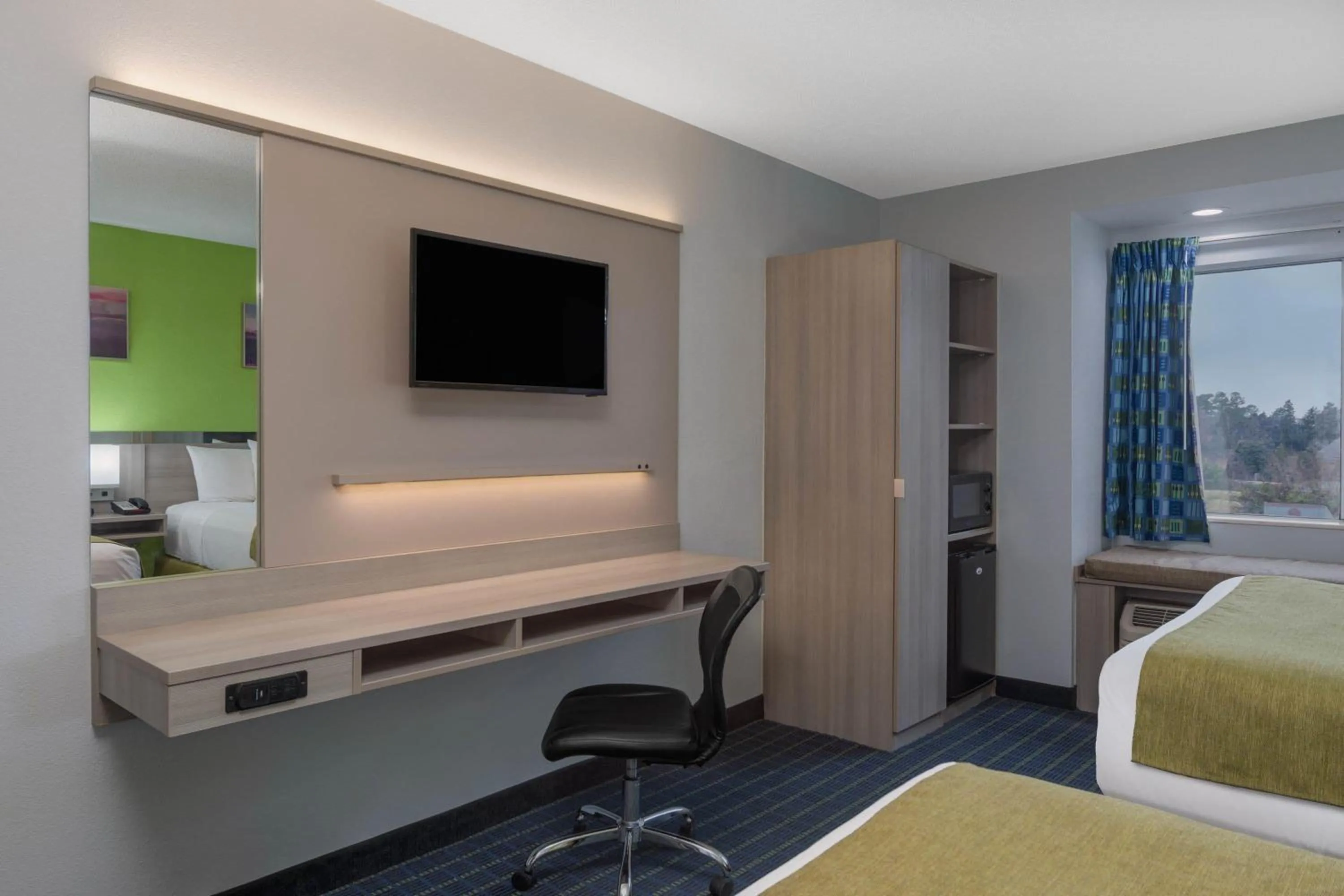 Photo of the whole room, Bed in Microtel Inn by Wyndham Lake Norman