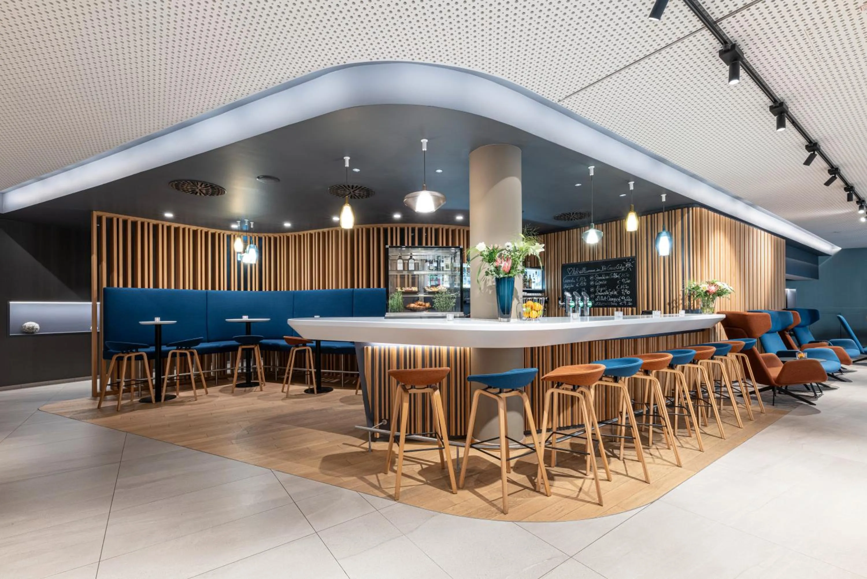 Lounge or bar in NH Graz City