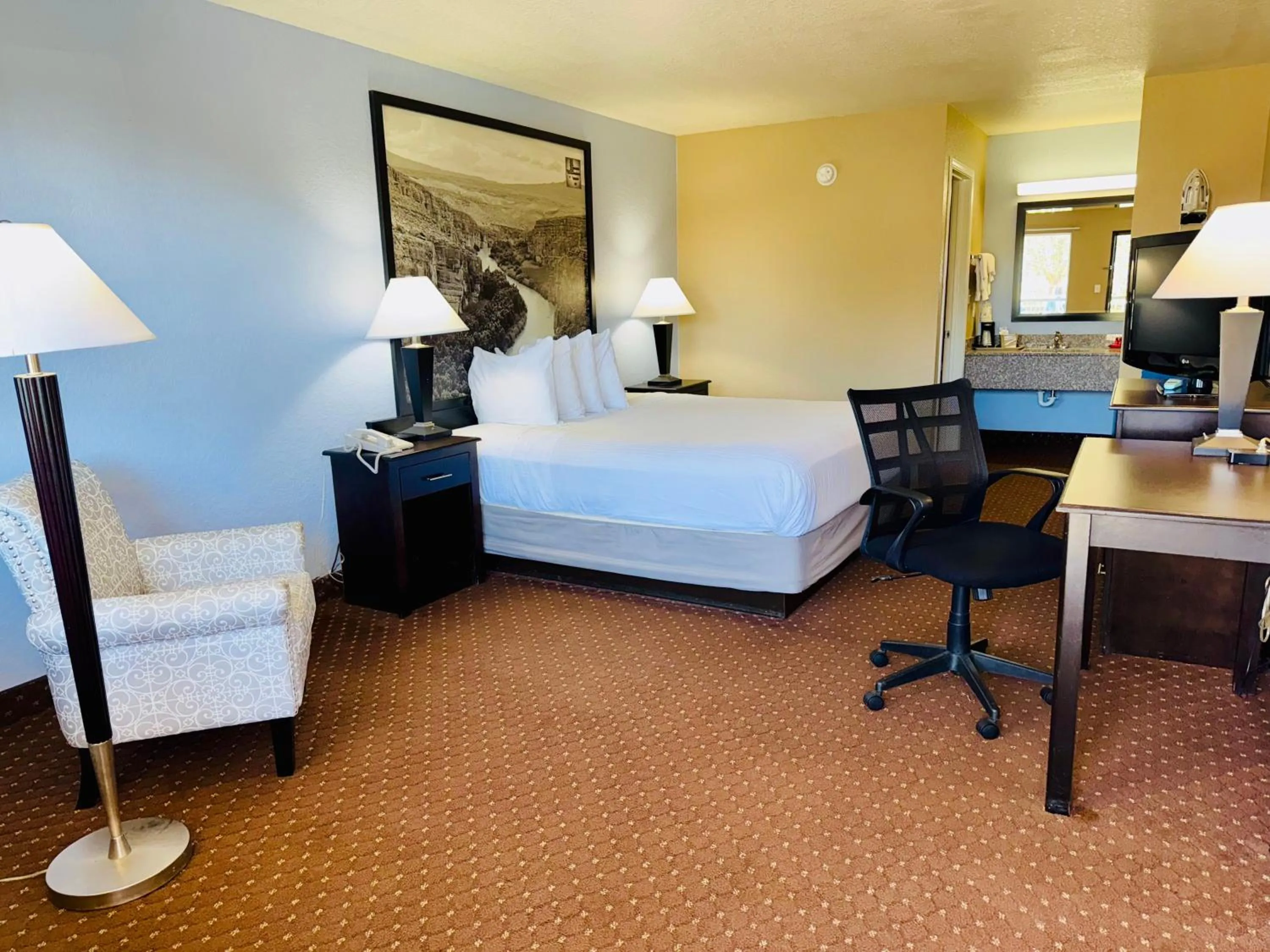 Bed in Hill Country Inn & Suites - New Braunfels, Gruene
