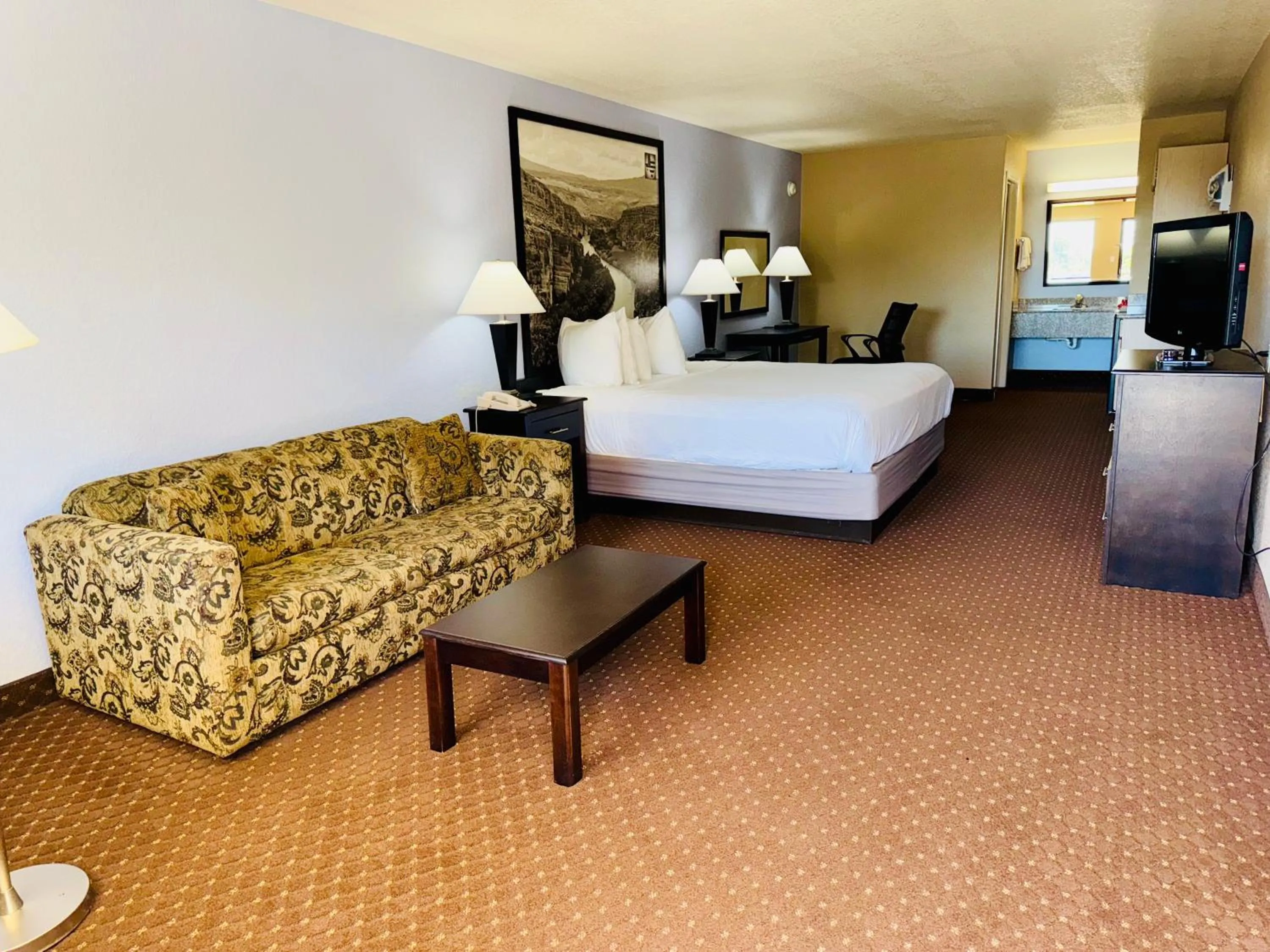 Bed in Hill Country Inn & Suites - New Braunfels, Gruene