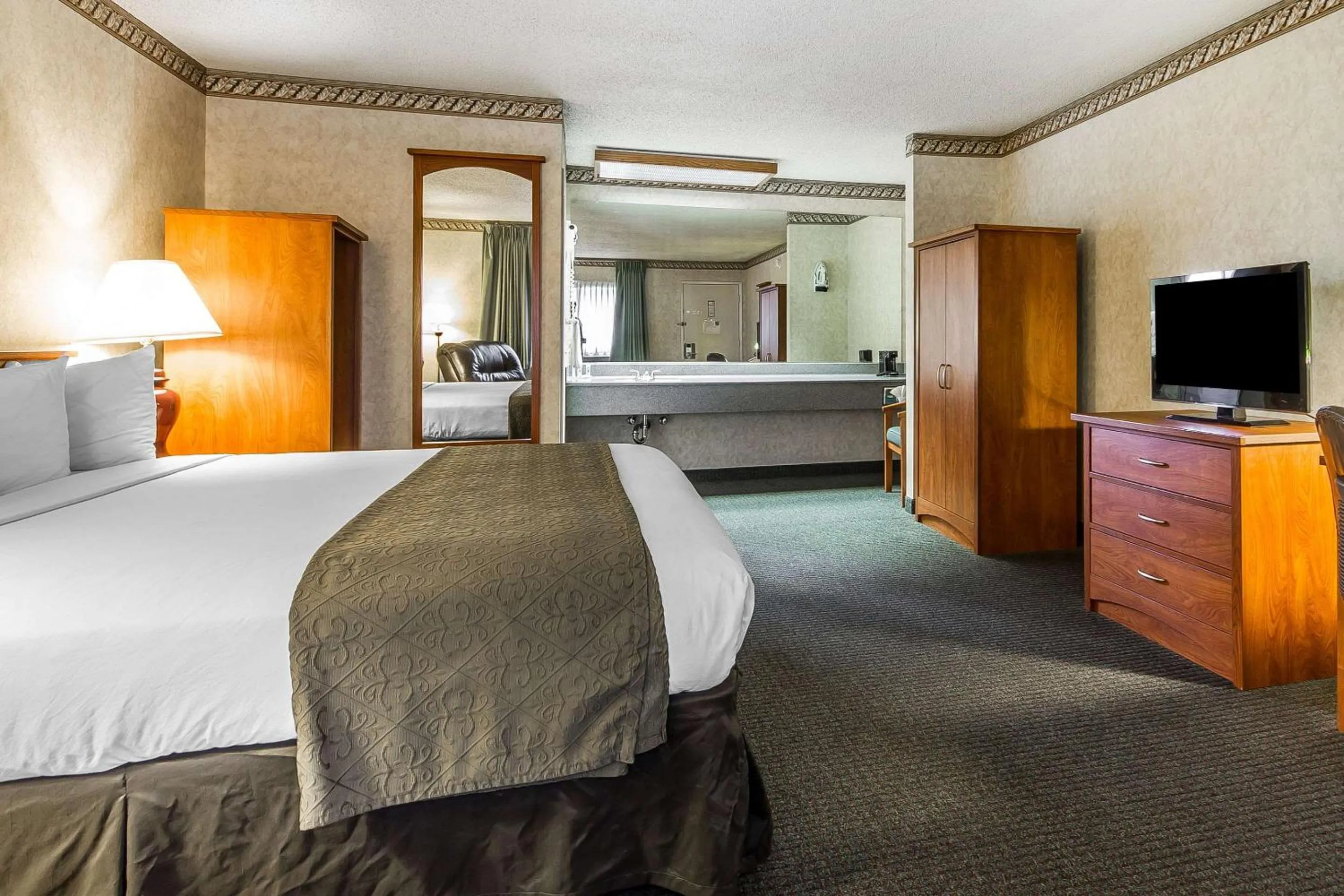 Photo of the whole room, Bed in Quality Inn & Suites Silicon Valley