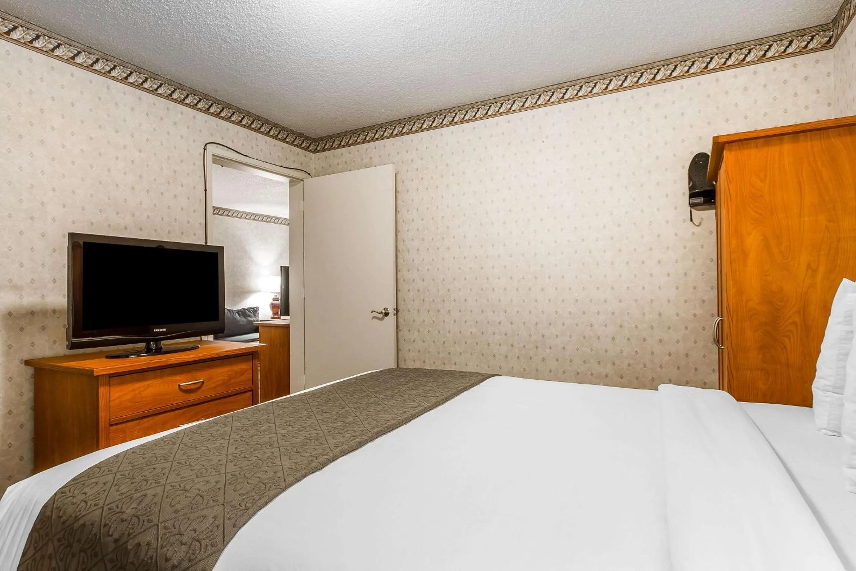 Photo of the whole room, Bed in Quality Inn & Suites Silicon Valley