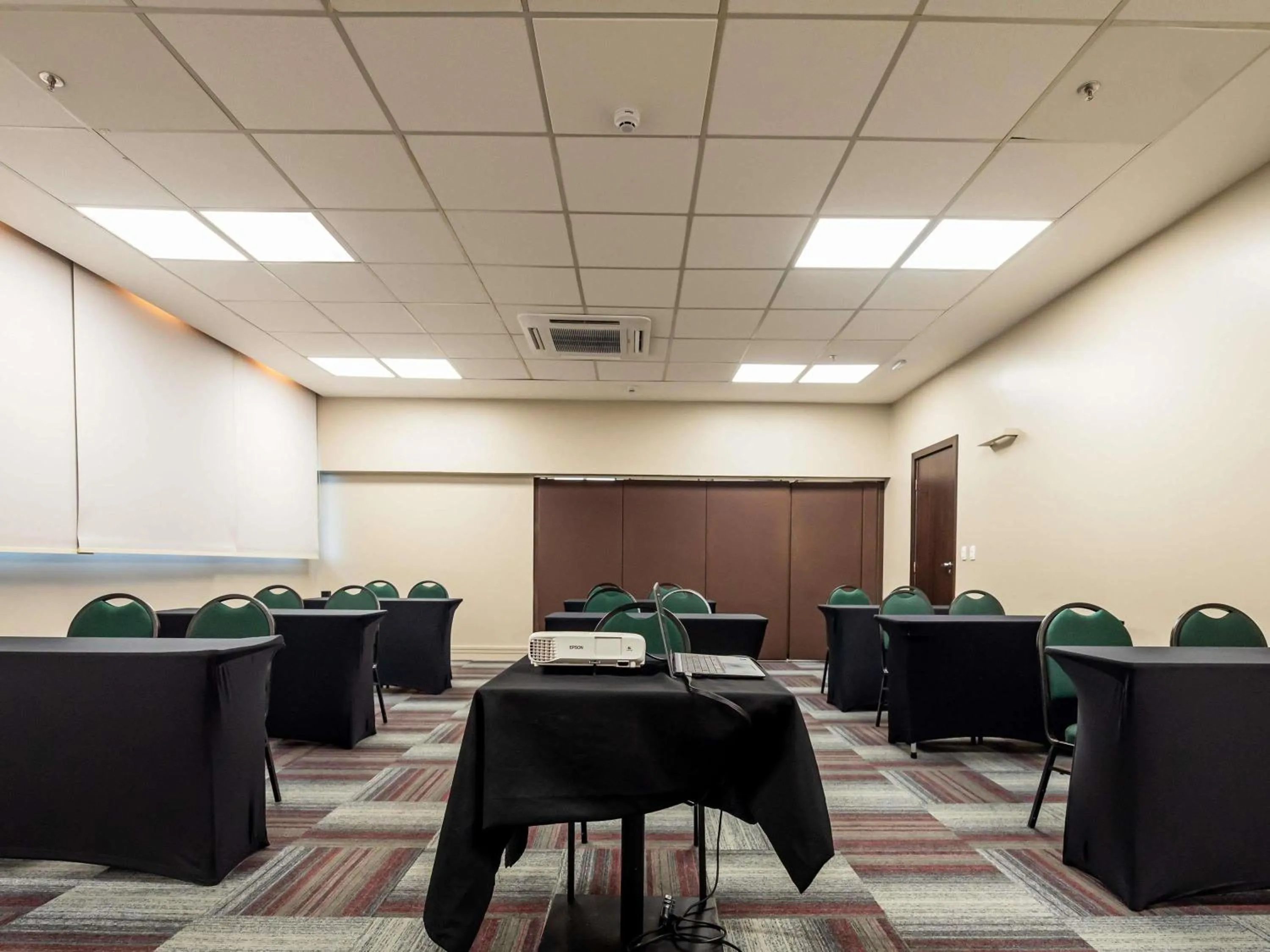 Meeting/conference room in Mercure Belem Boulevard