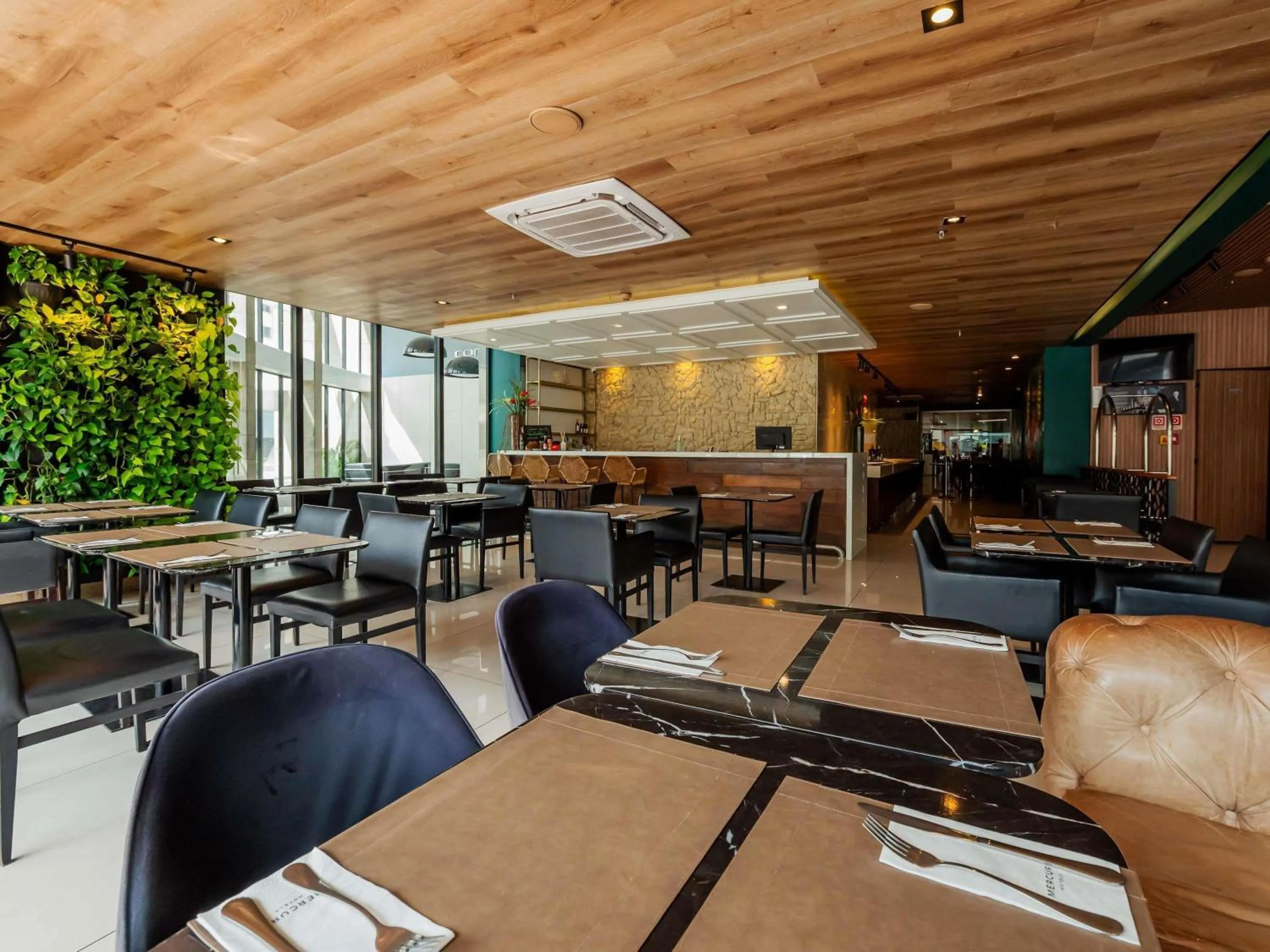 Restaurant/places to eat in Mercure Belem Boulevard