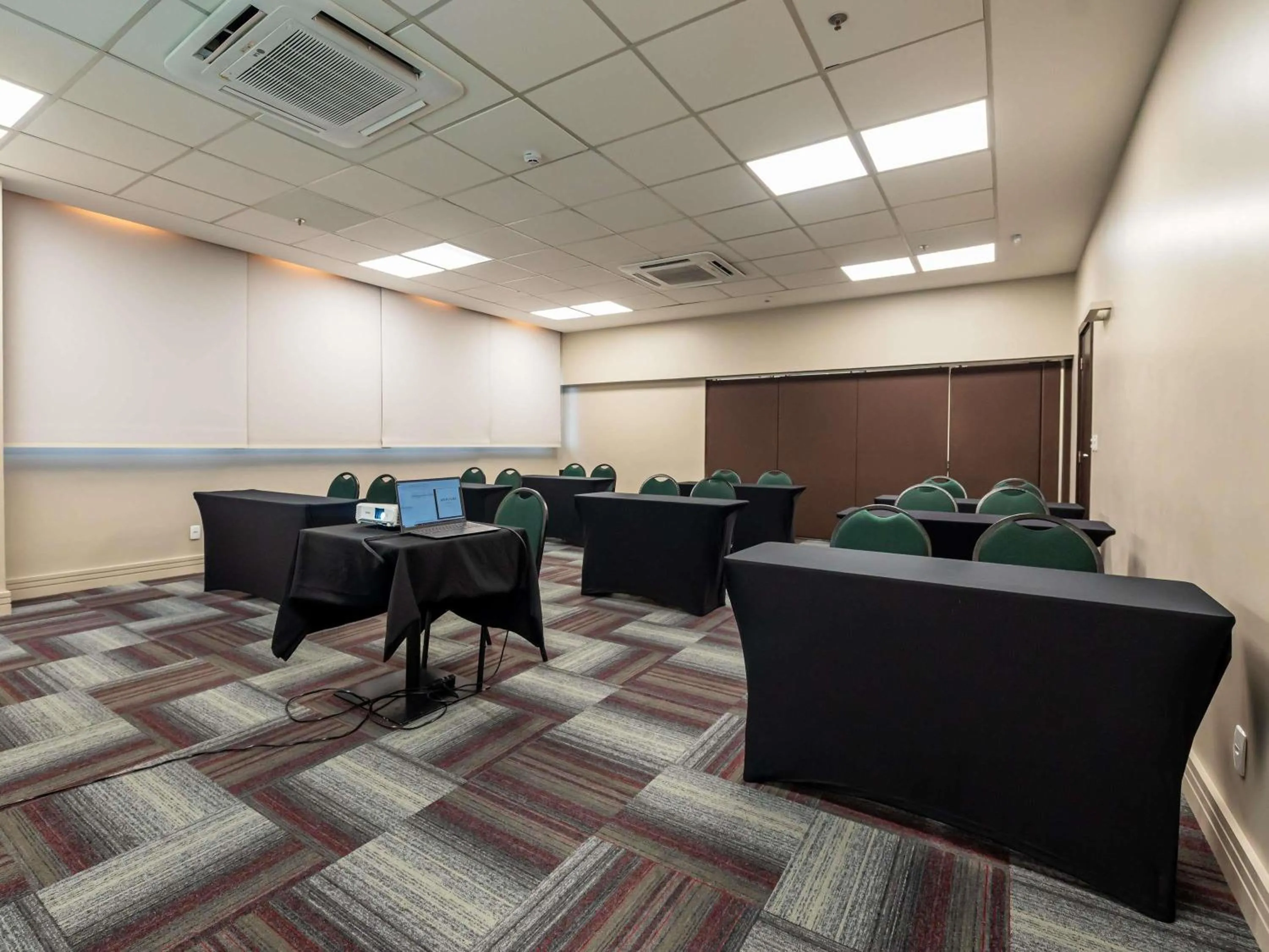 Meeting/conference room in Mercure Belem Boulevard