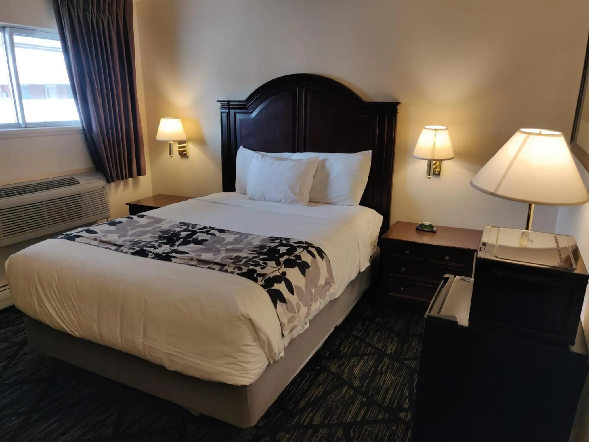 Bed in Skyline Motor Inn