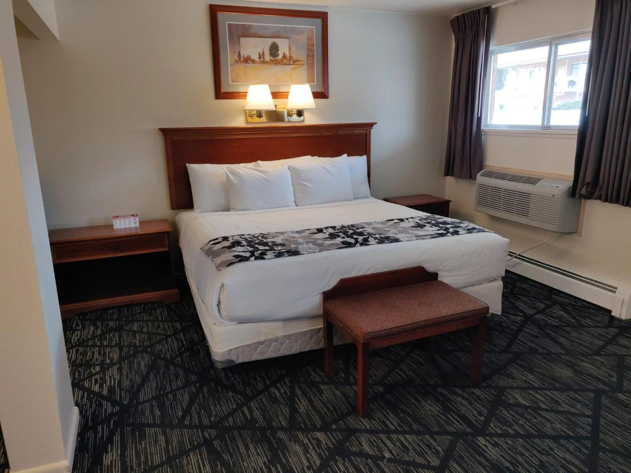 Bed in Skyline Motor Inn