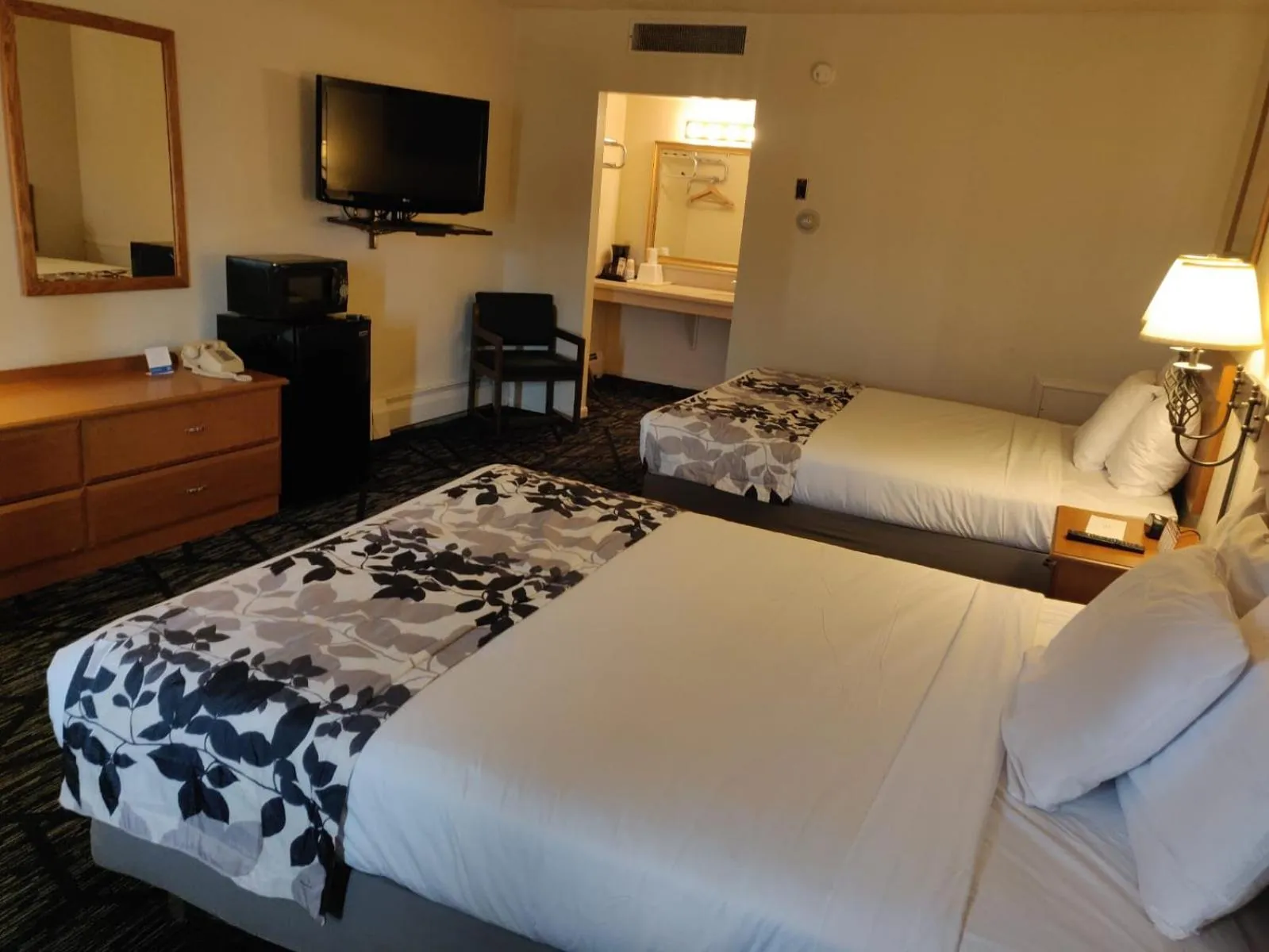 Bed in Skyline Motor Inn