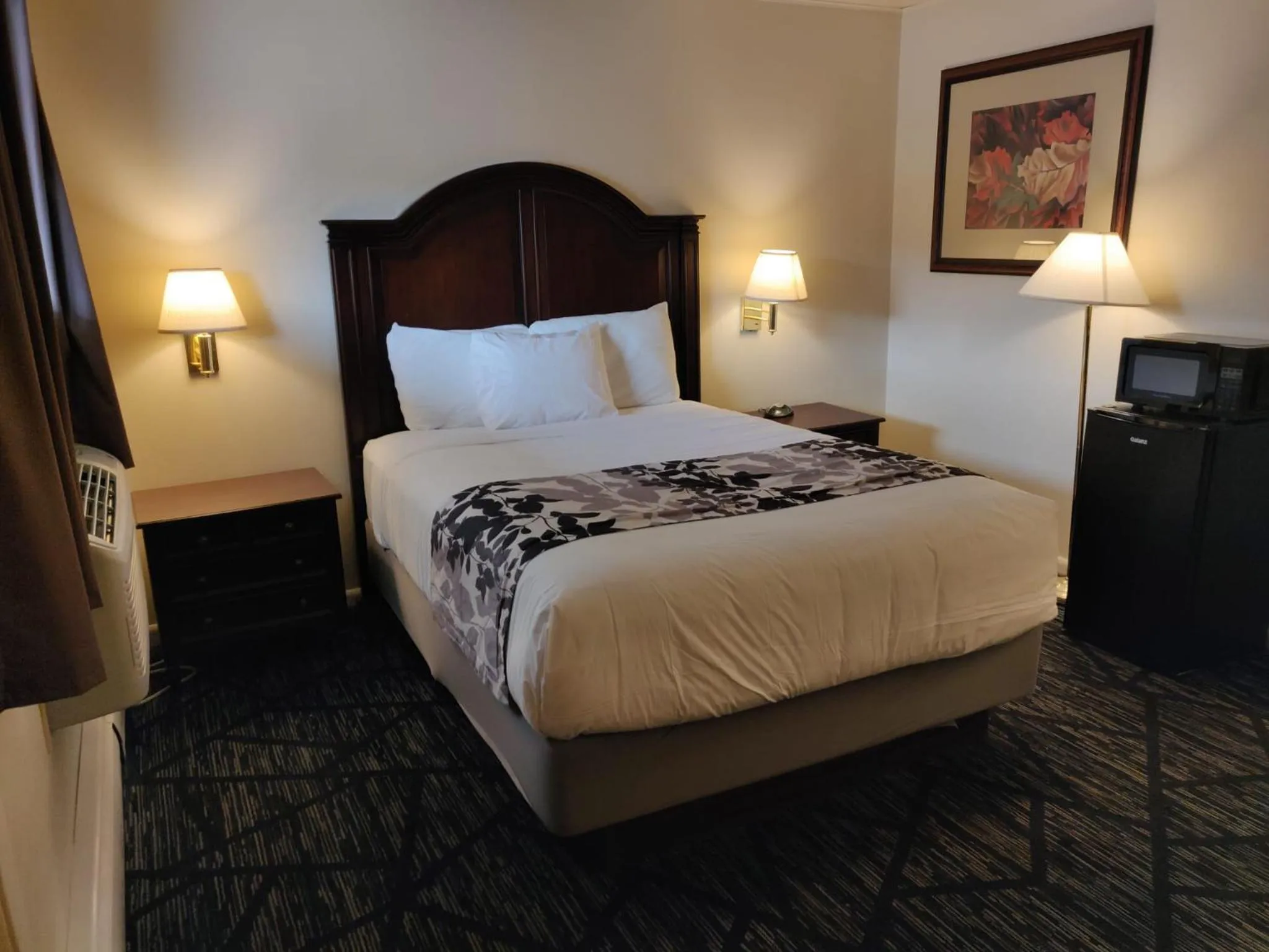 Bed in Skyline Motor Inn