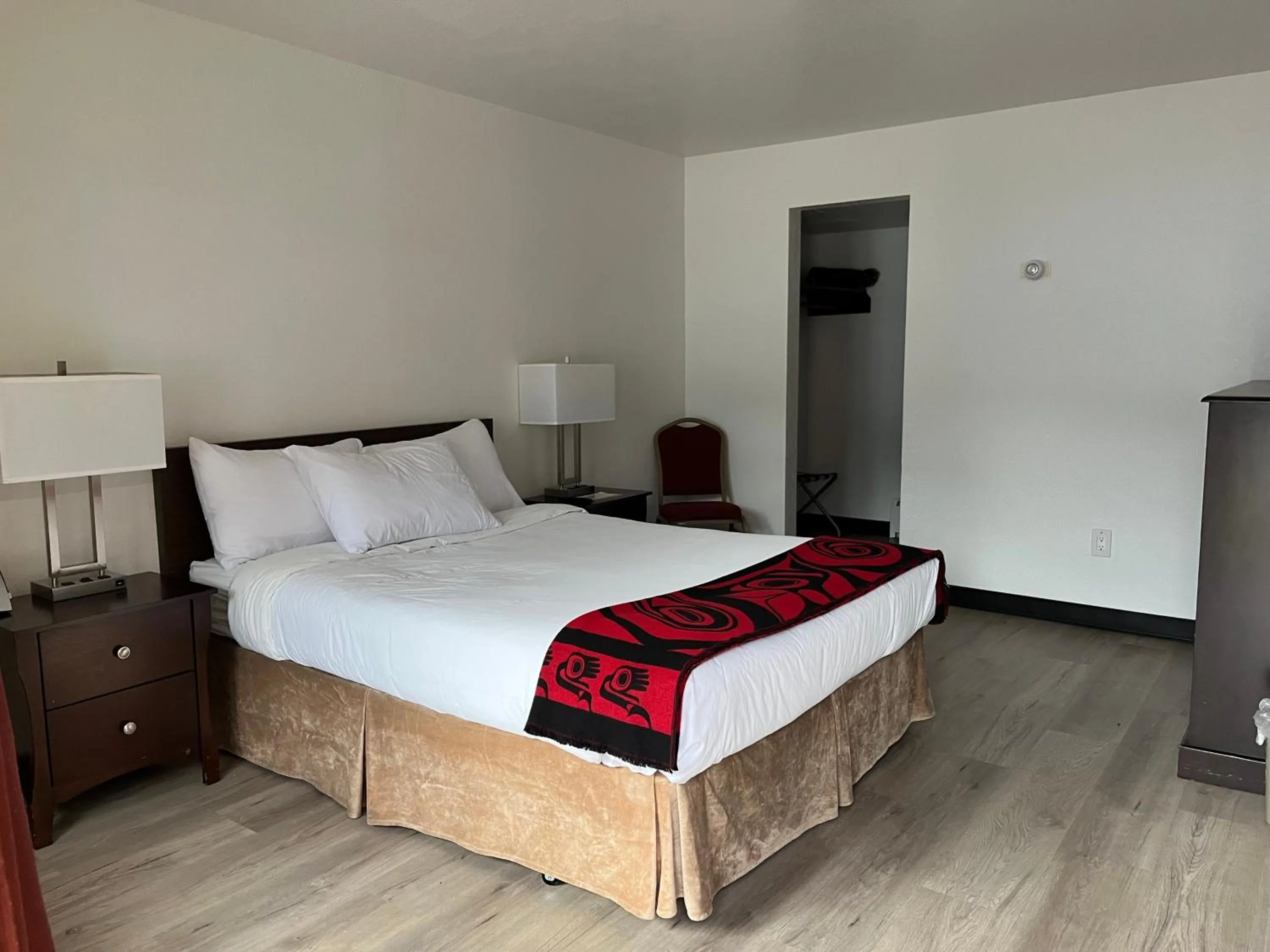 Bed in The Driftwood Lodge
