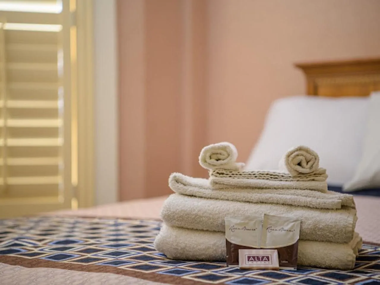 towels, Bed in Elite Inn