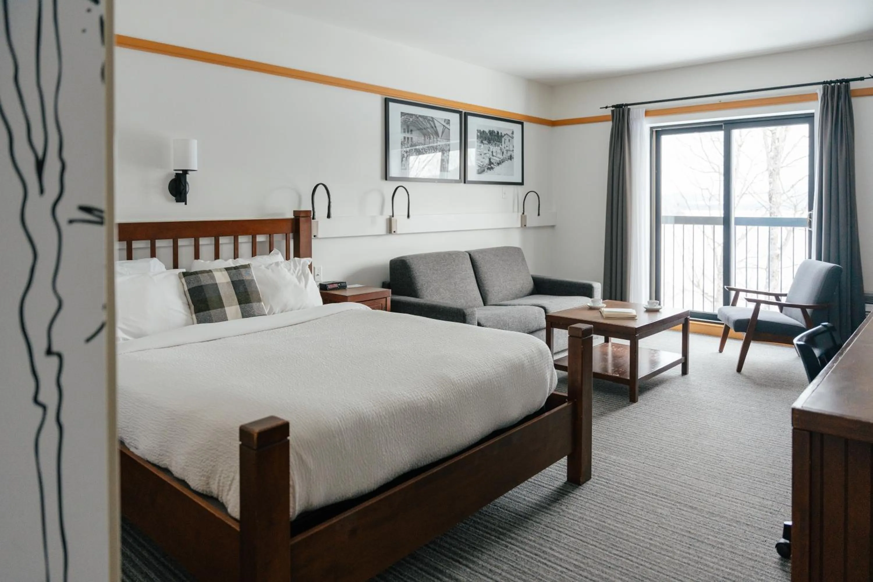 Seating area, Bed in Station Touristique Duchesnay - Sepaq