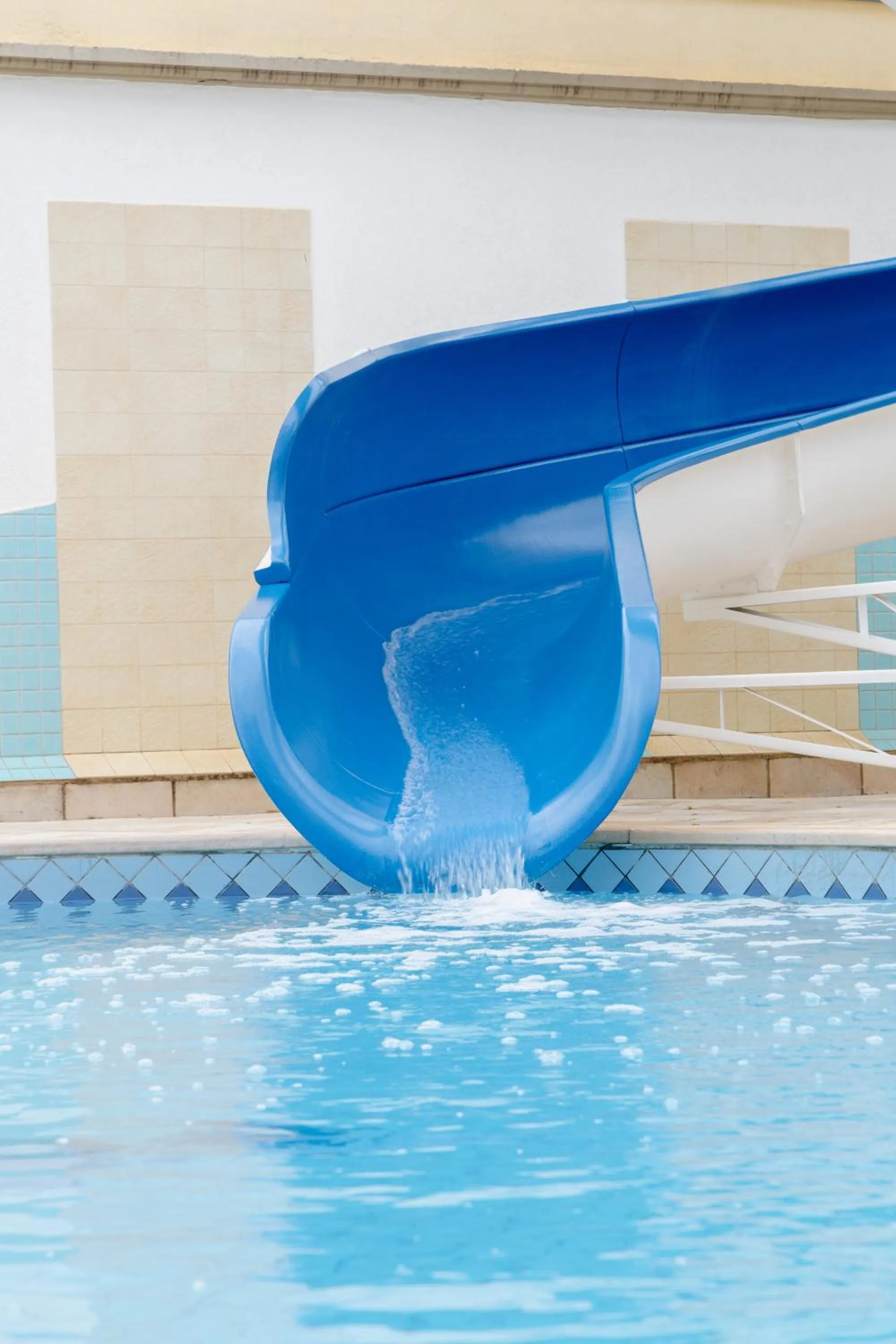 Swimming pool in Hotel Minas Gerais