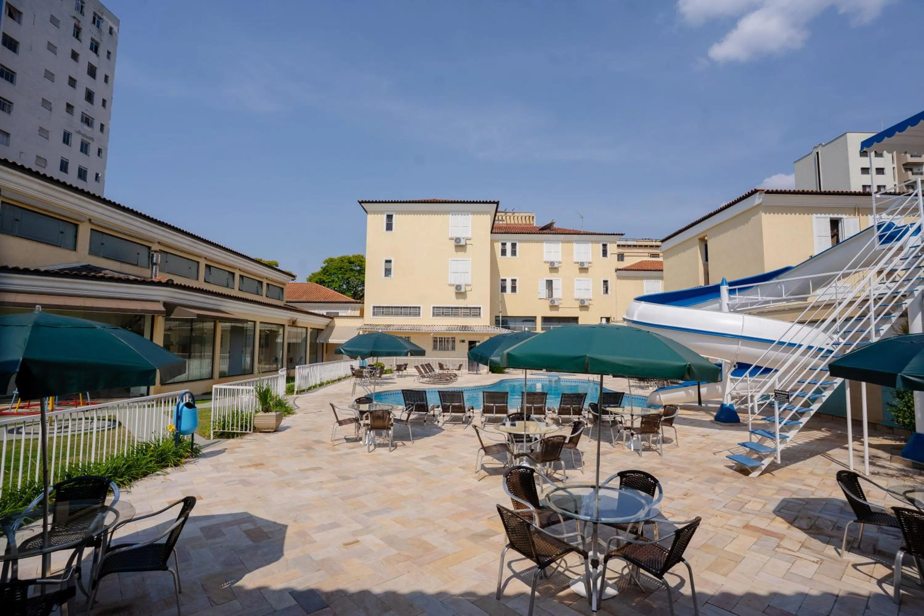 Swimming pool in Hotel Minas Gerais