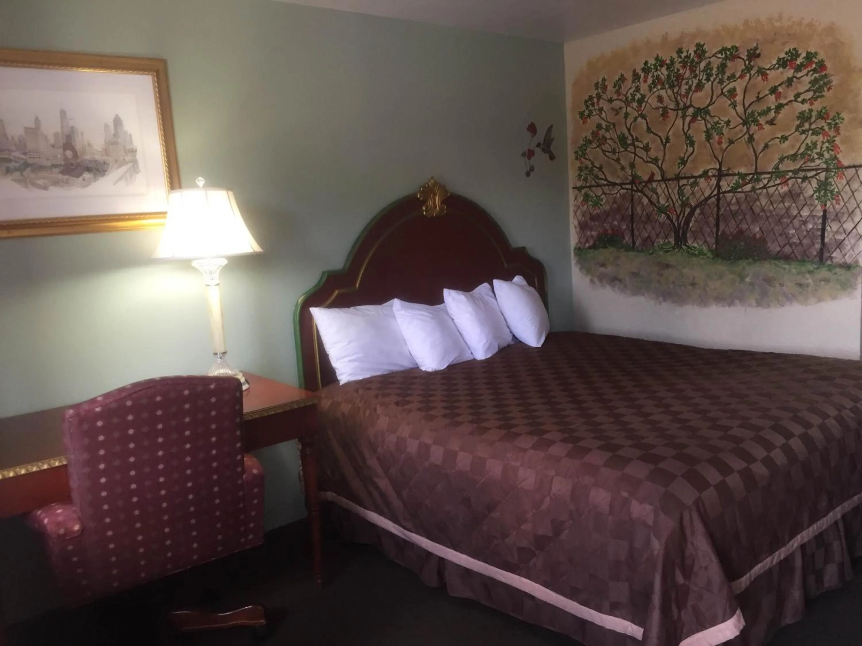 Bed in Americas Best Value Inn - Legend's Inn