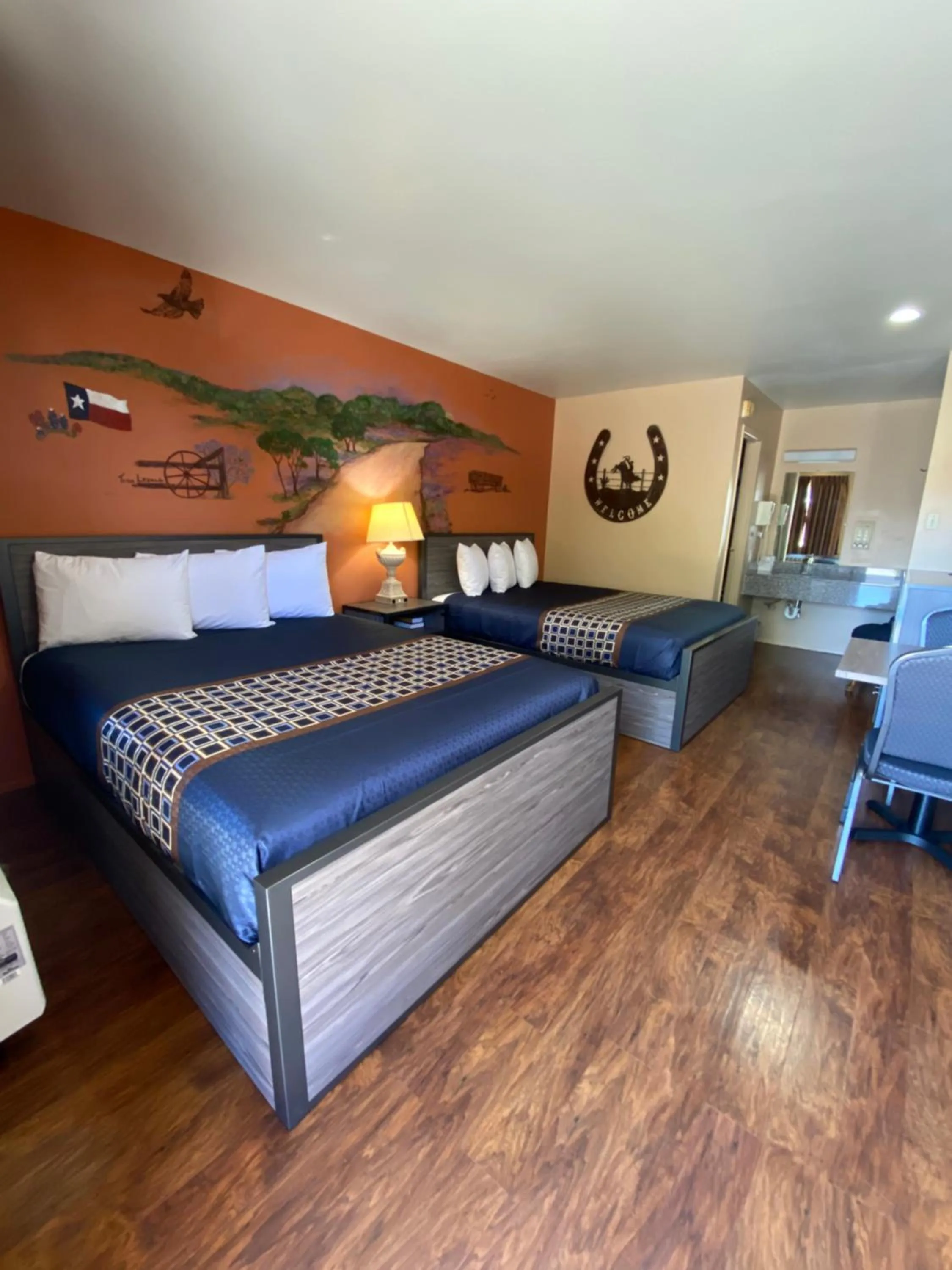 Photo of the whole room, Bed in Americas Best Value Inn - Legend's Inn