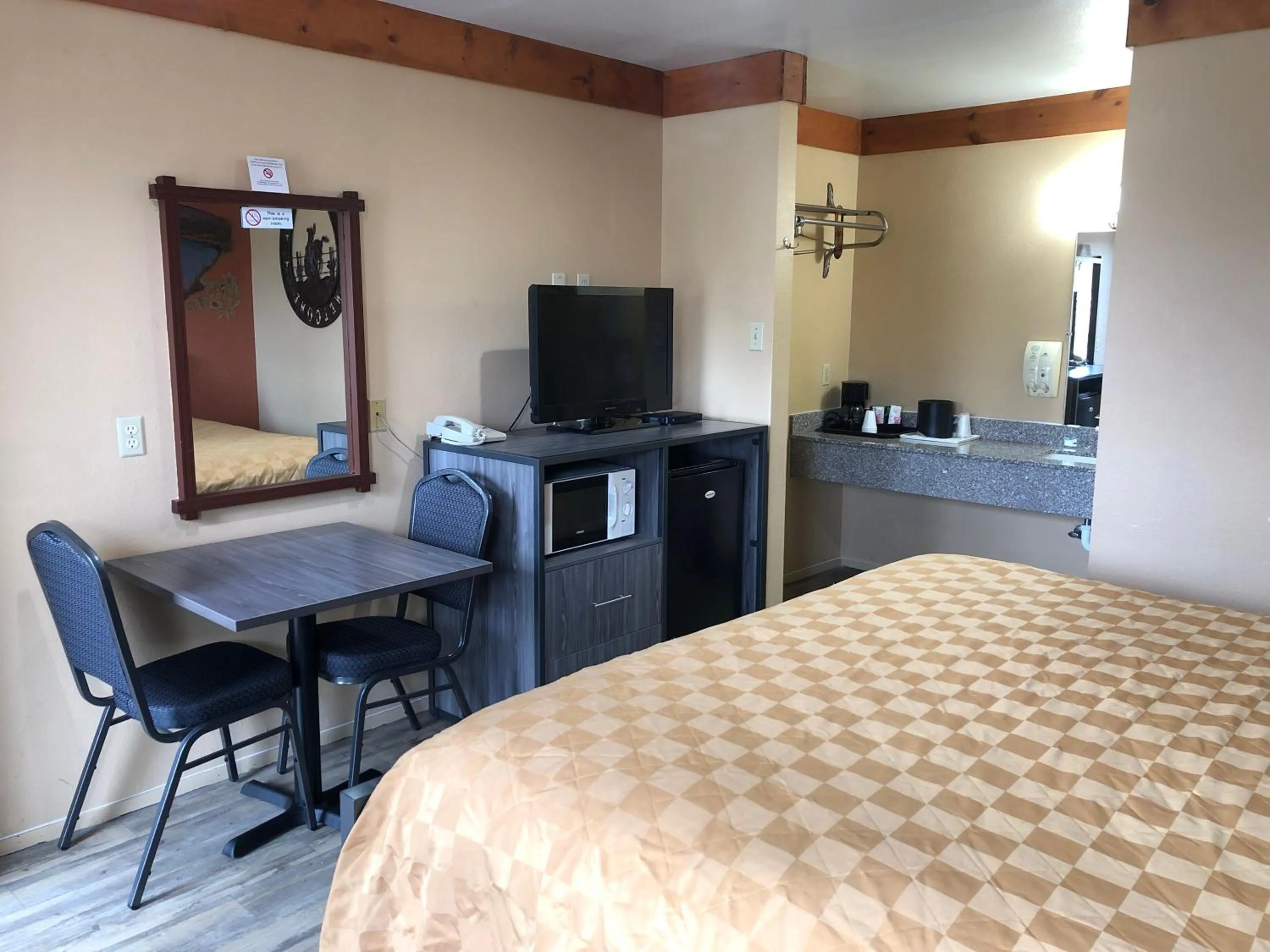 Bedroom, Bed in Americas Best Value Inn - Legend's Inn