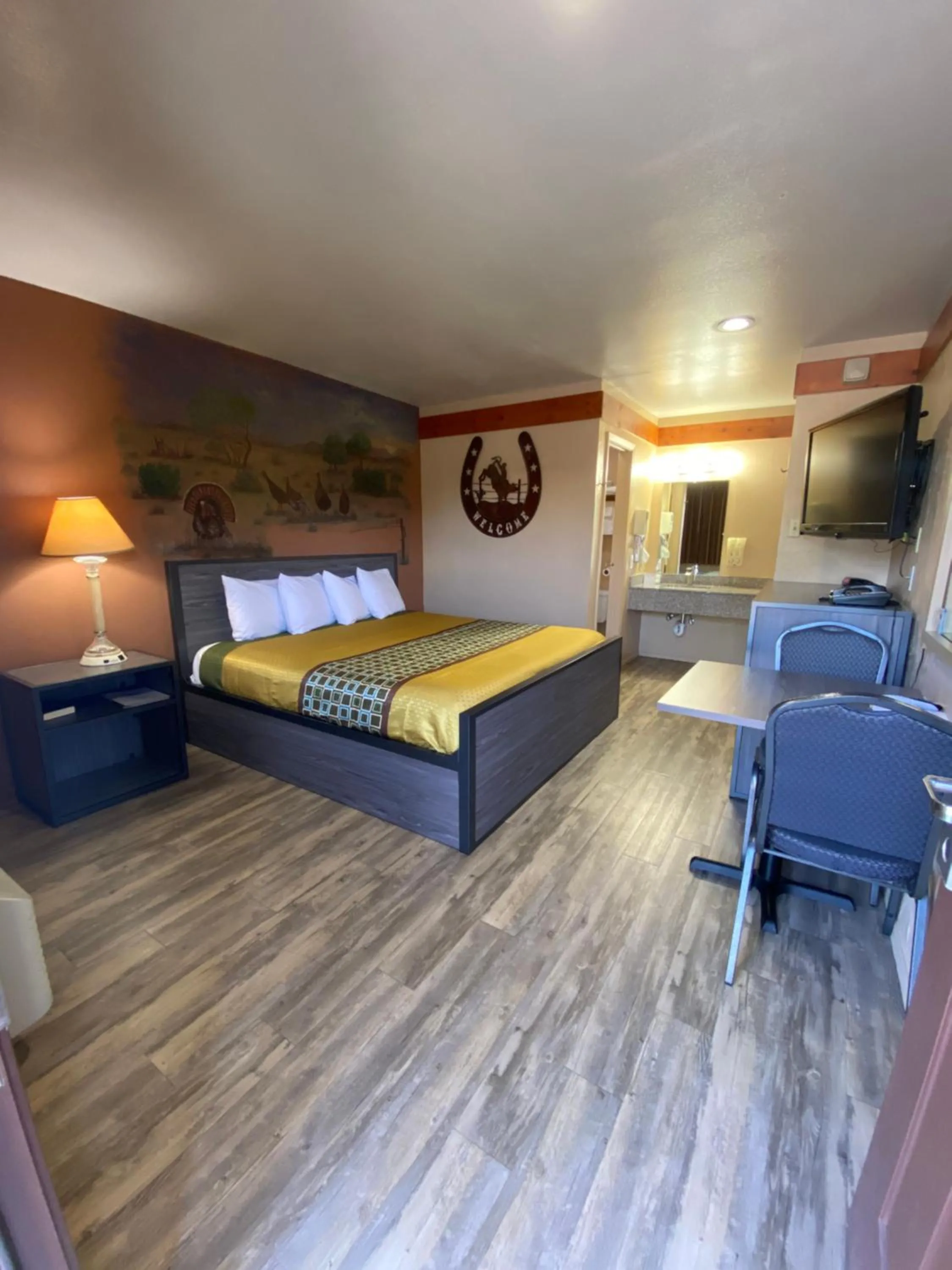 Photo of the whole room, Bed in Americas Best Value Inn - Legend's Inn