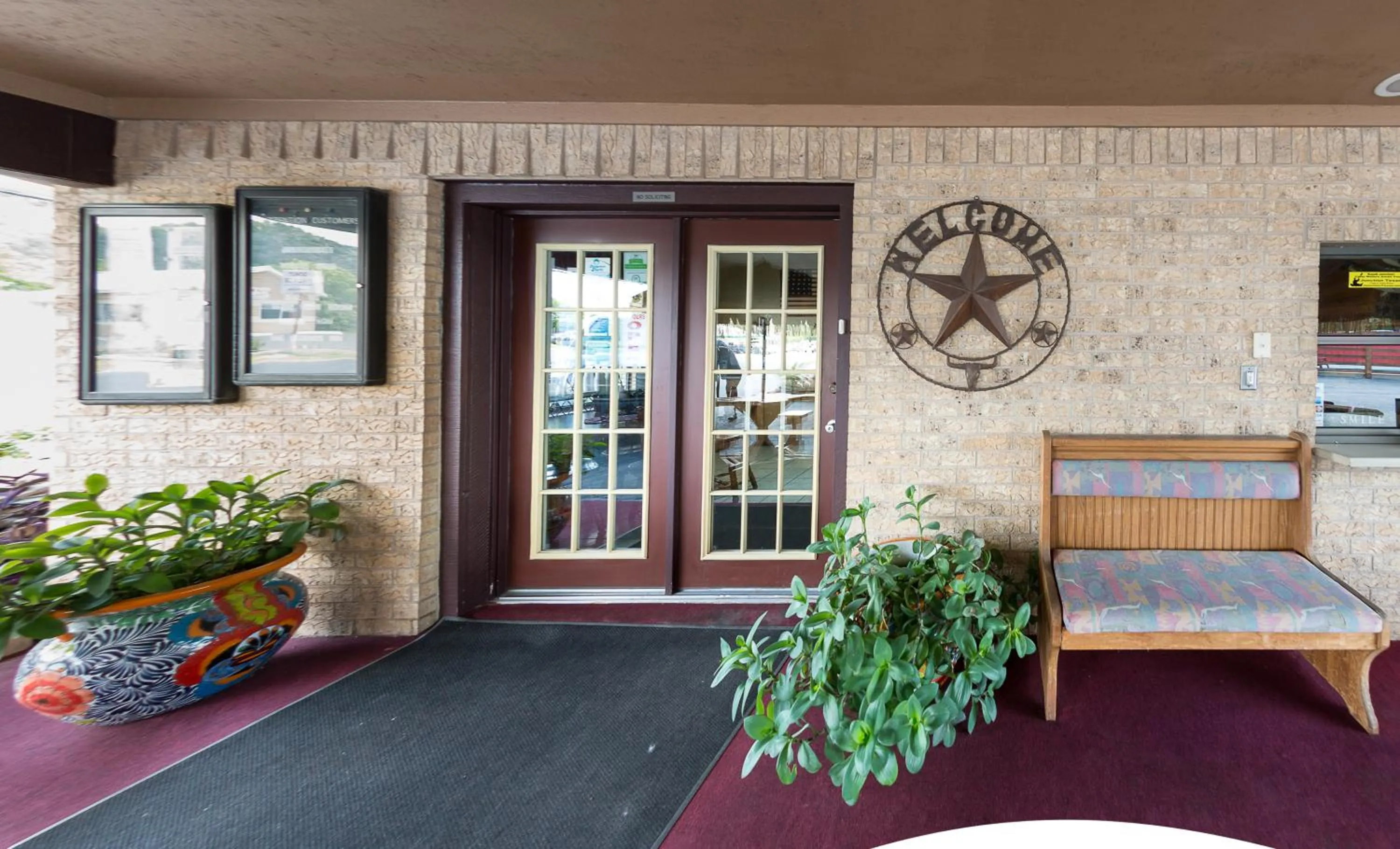 Facade/entrance in Americas Best Value Inn - Legend's Inn