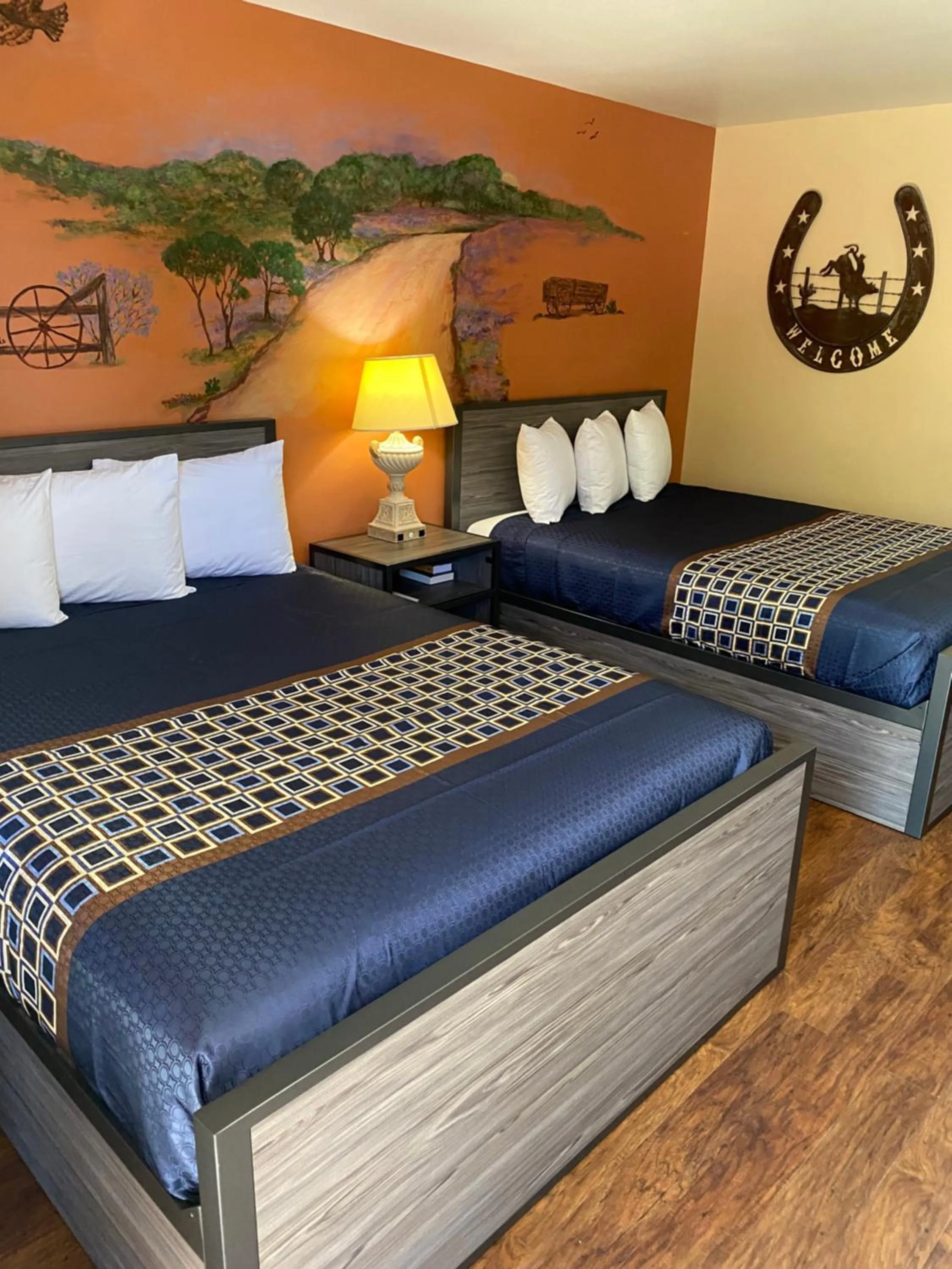 Photo of the whole room, Bed in Americas Best Value Inn - Legend's Inn