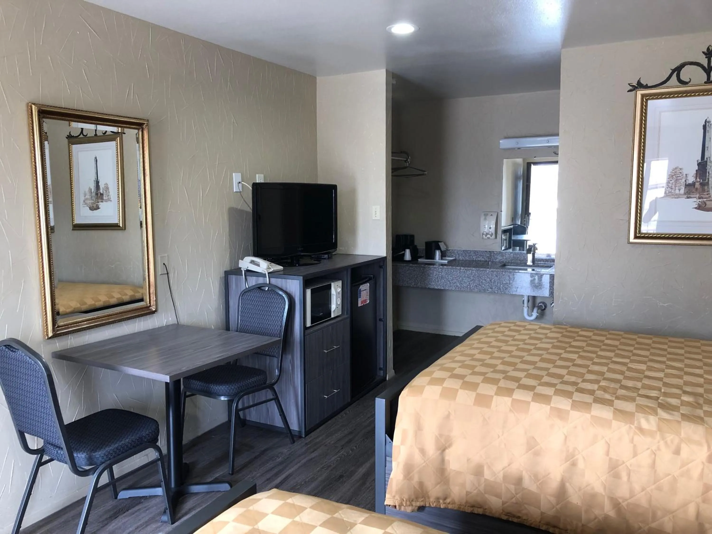 TV and multimedia, Bed in Americas Best Value Inn - Legend's Inn