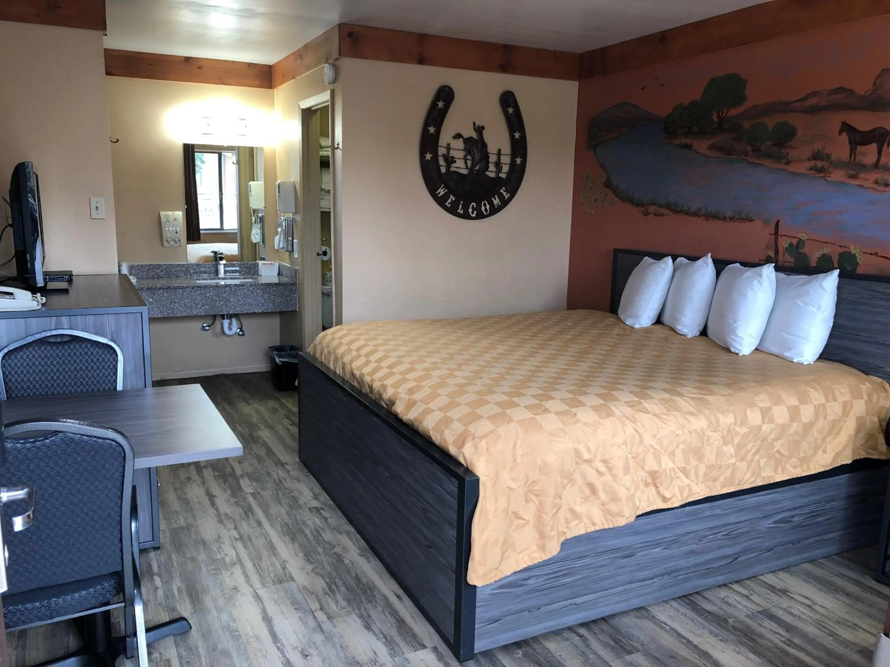 Photo of the whole room, Bed in Americas Best Value Inn - Legend's Inn