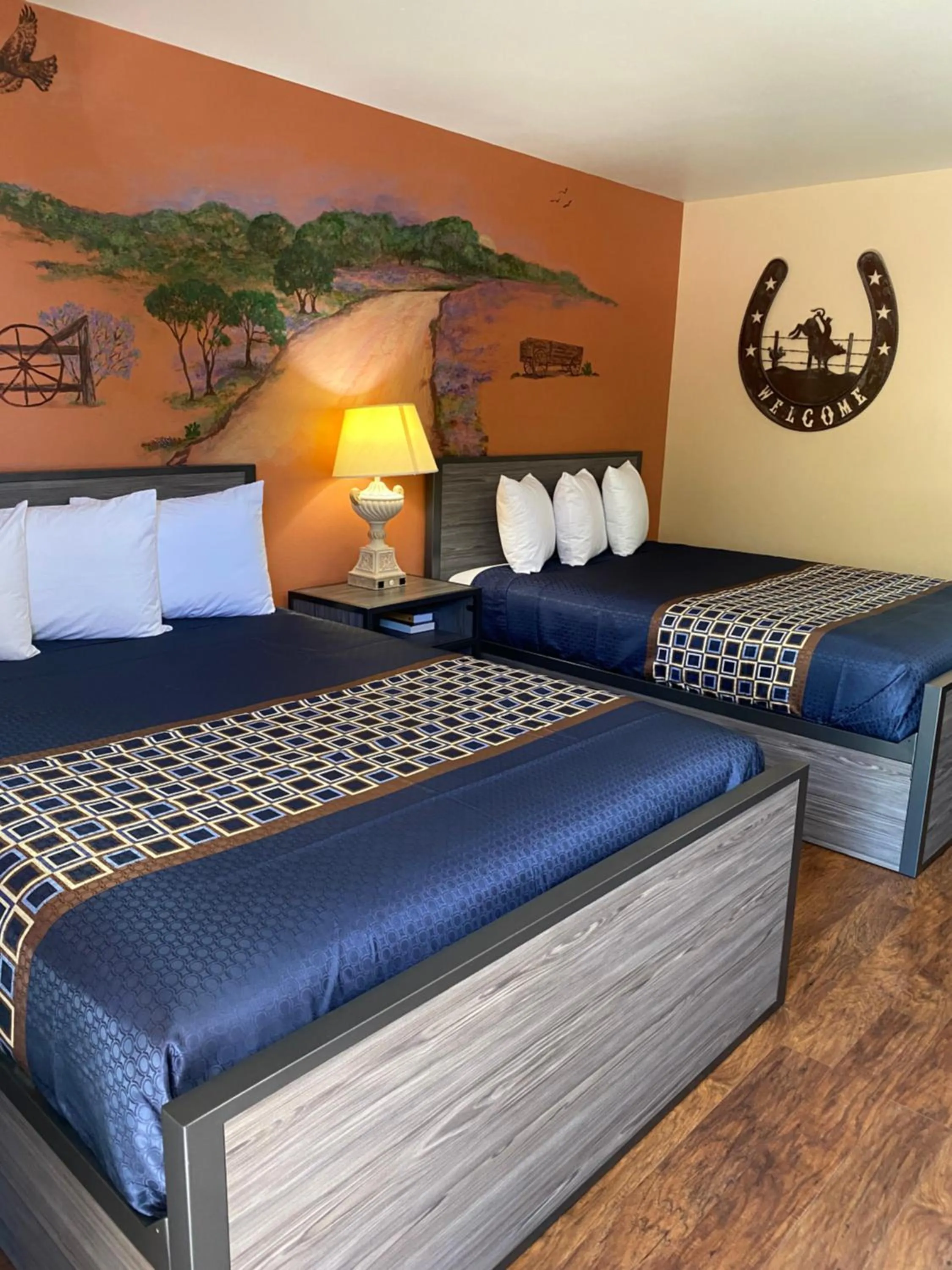 Bedroom, Bed in Americas Best Value Inn - Legend's Inn