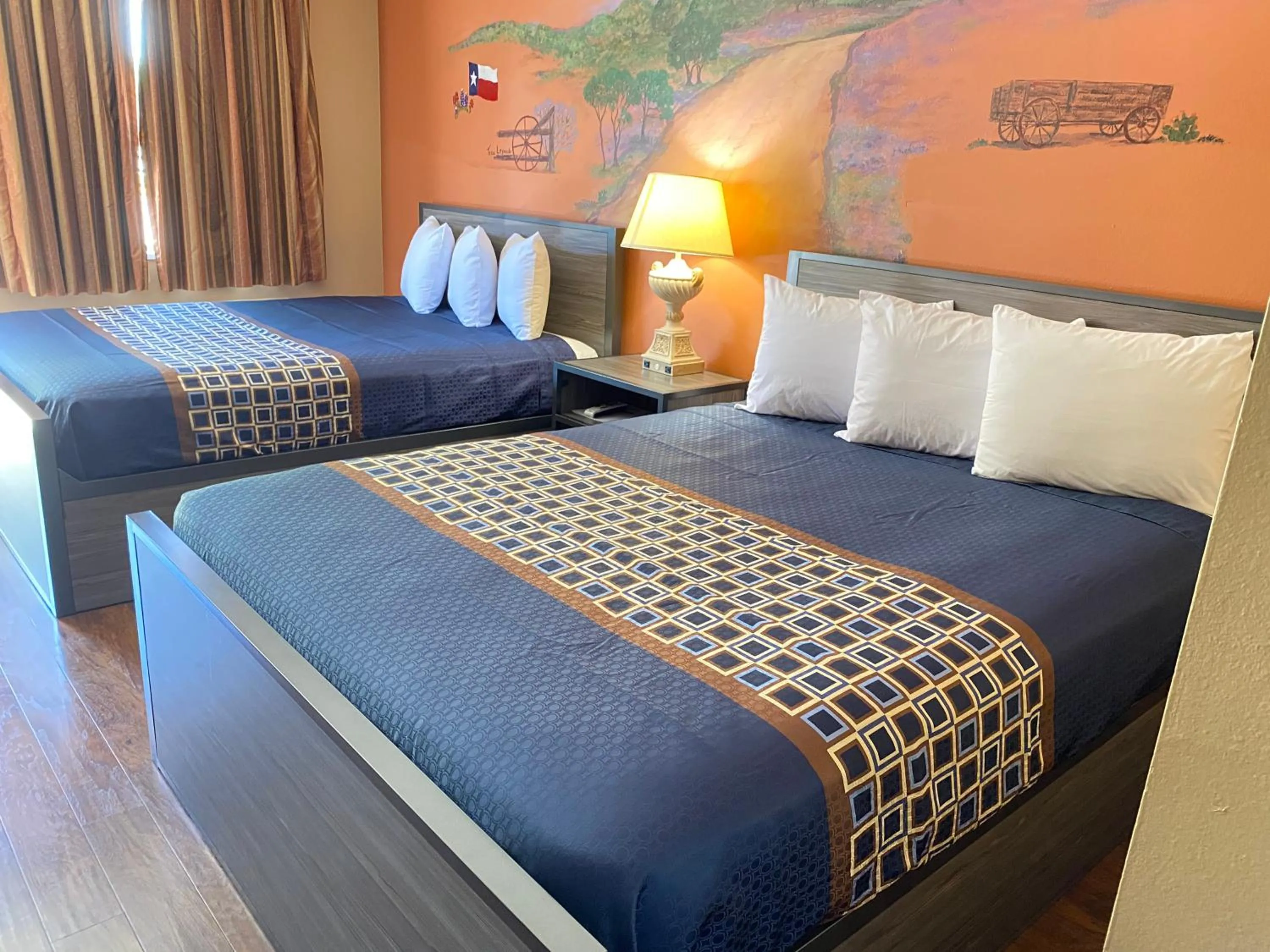 Bedroom, Bed in Americas Best Value Inn - Legend's Inn