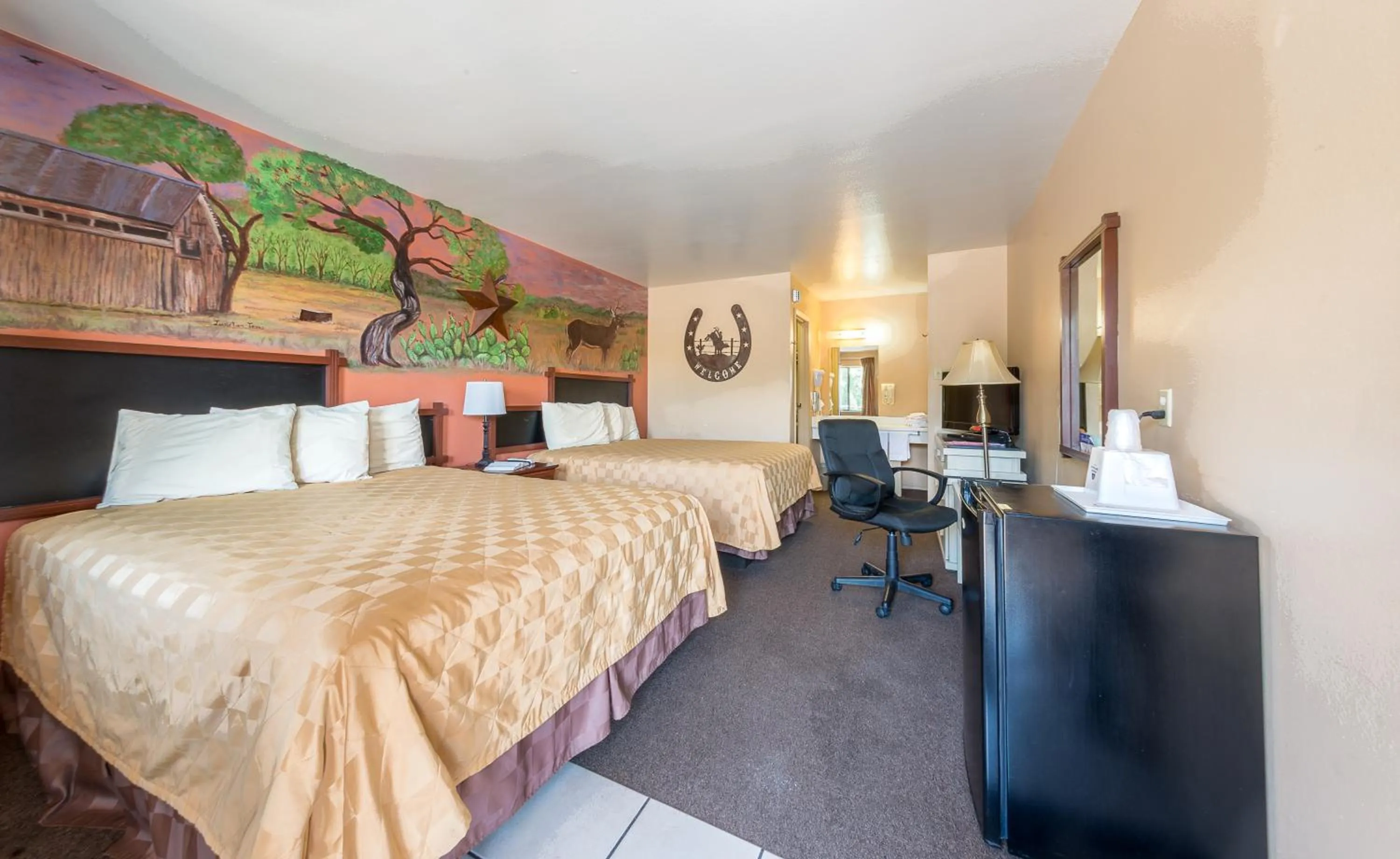 Decorative detail, Bed in Americas Best Value Inn - Legend's Inn