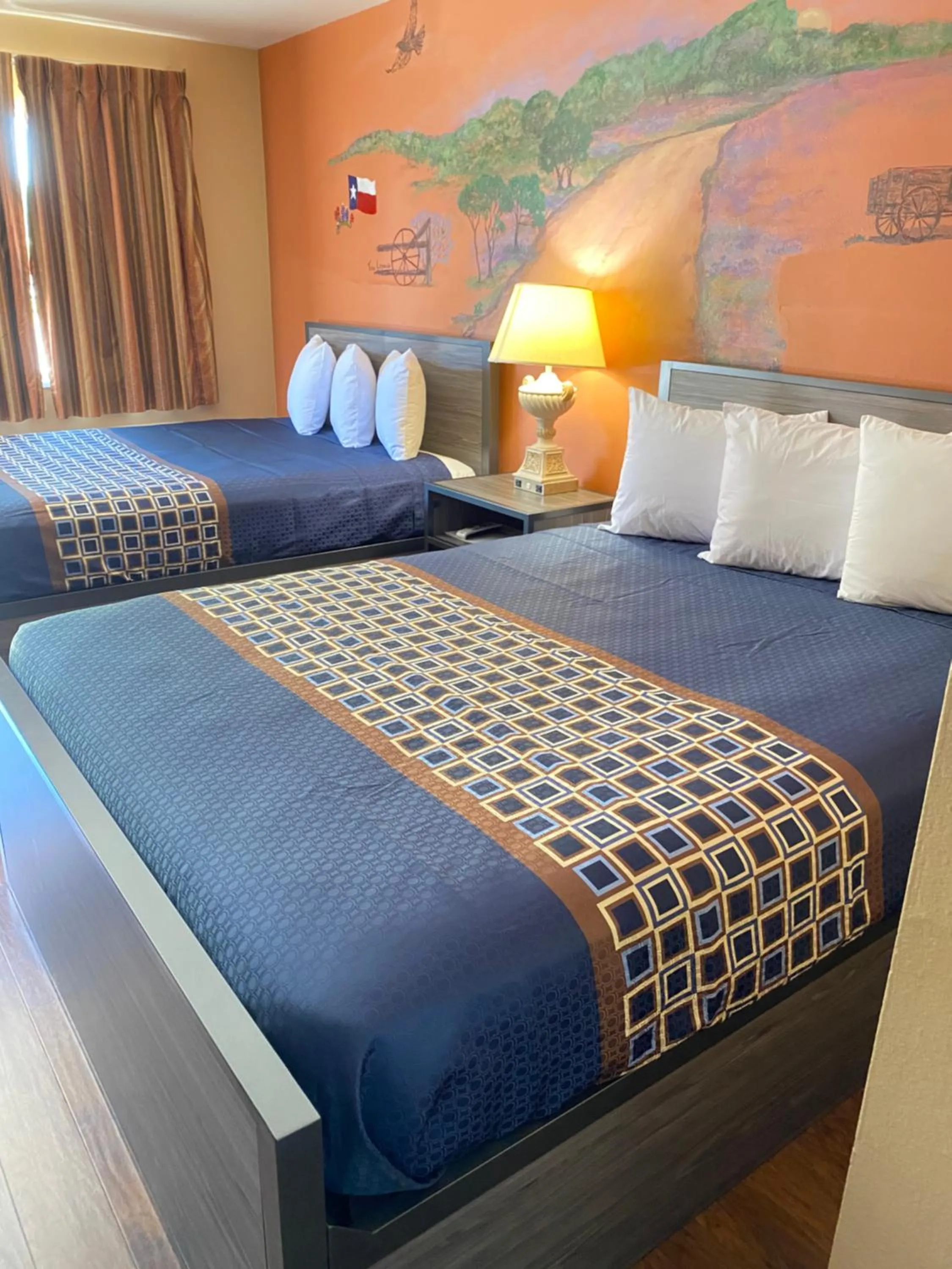 Bedroom, Bed in Americas Best Value Inn - Legend's Inn